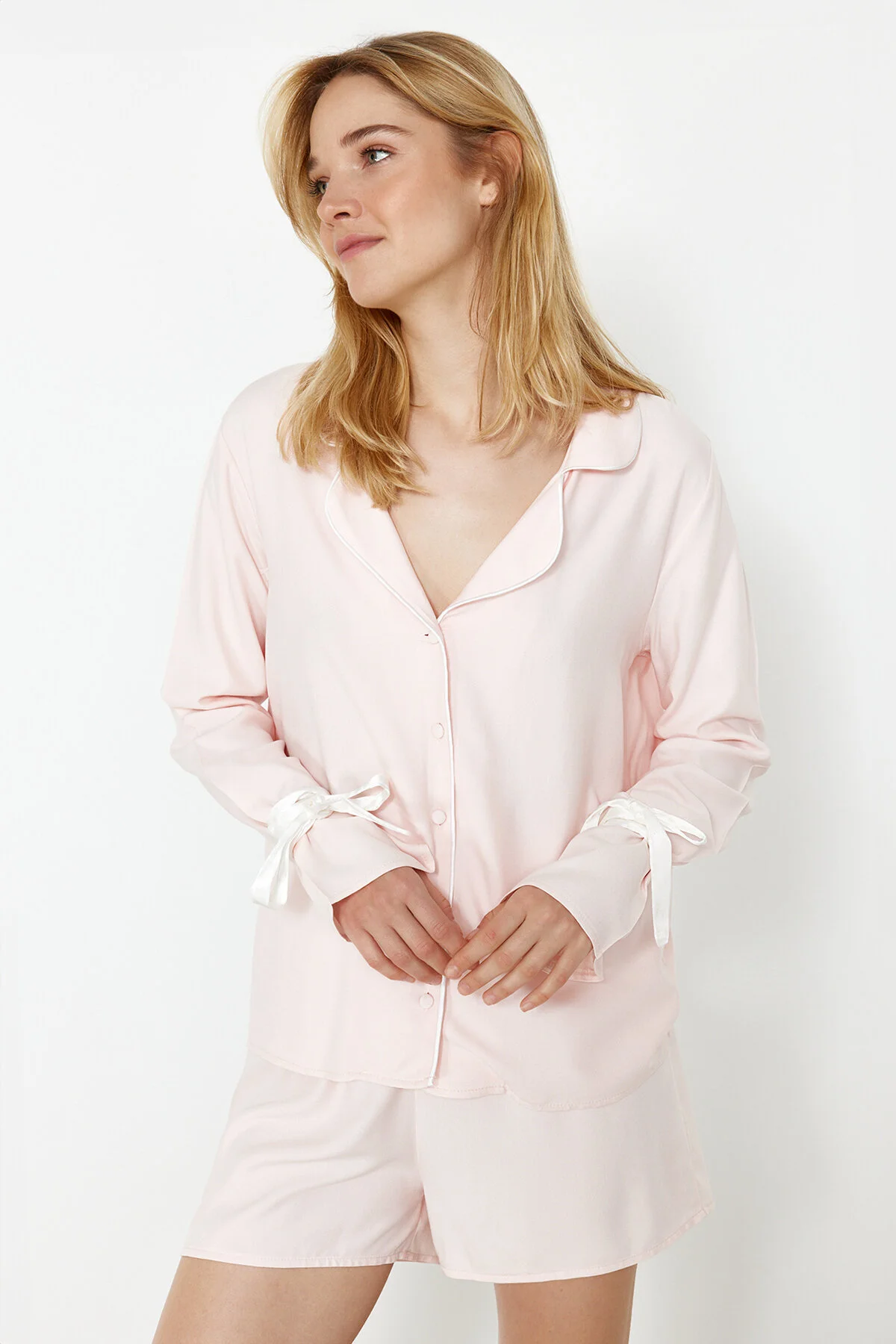 Trendyol Collection  Hellrosa Pyjama-Set aus Viskosegewebe mit Schnürung und Paspelierung THMSS24PT00047