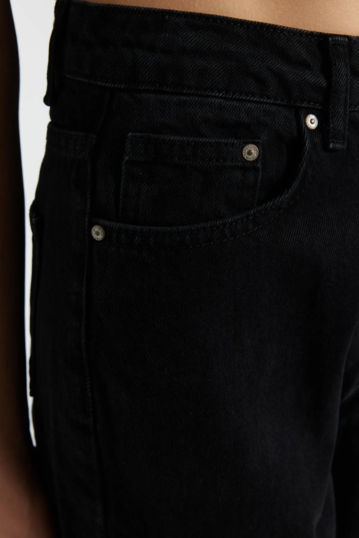Trendyol Collection  Schwarze zerrissene Jeans mit hoher Taille und weitem Bein TWOAW22JE0251
