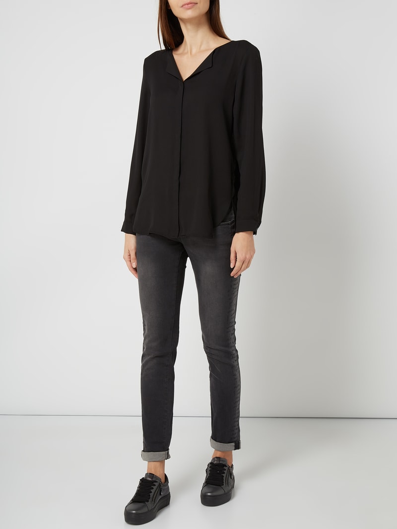 Bluse aus Chiffon mit verdeckter Knopfleiste in schwarz