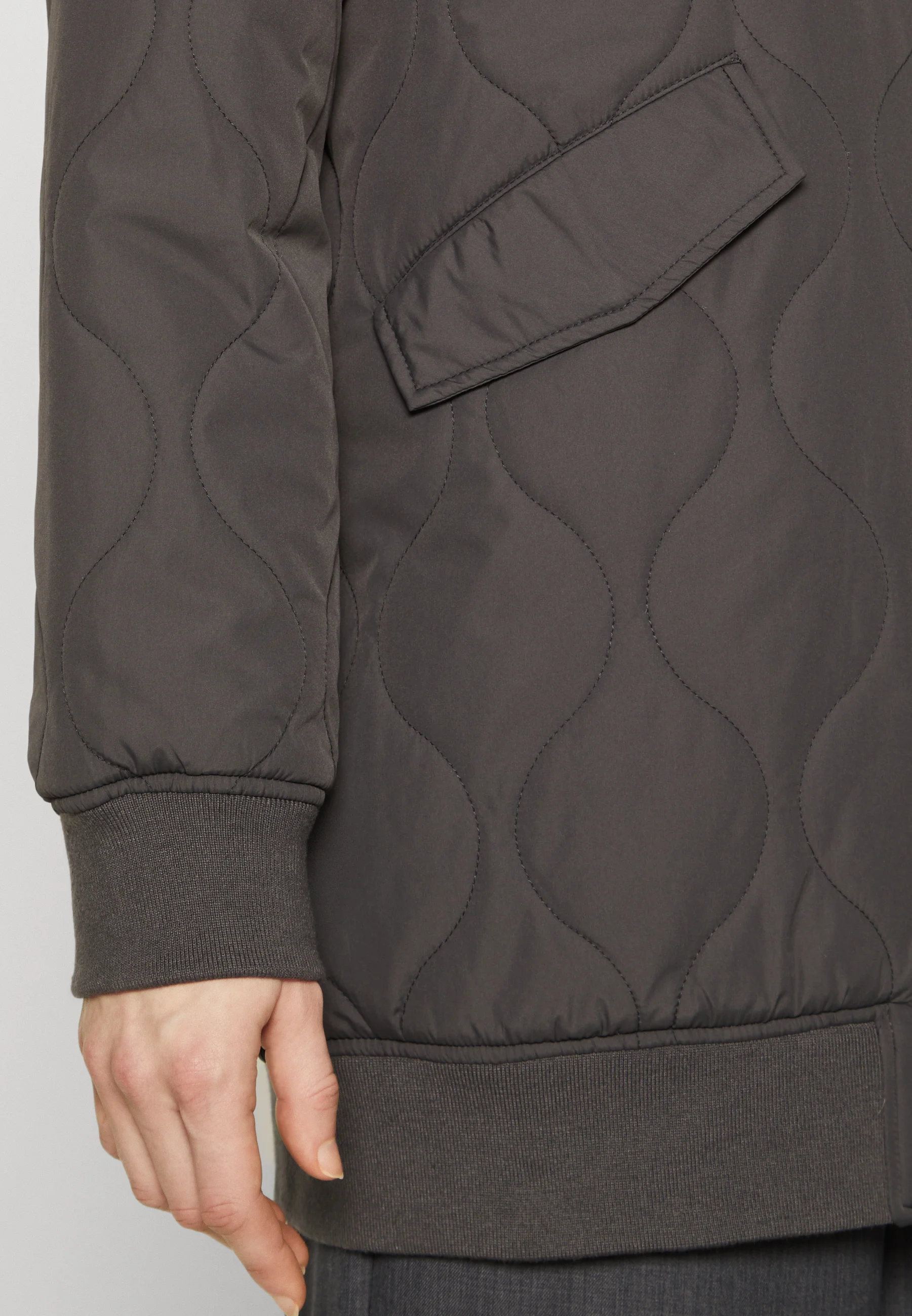 ONLY Tall ONLTINA CHAQUETA LARGA ACOLCHADA - Chaqueta bomber