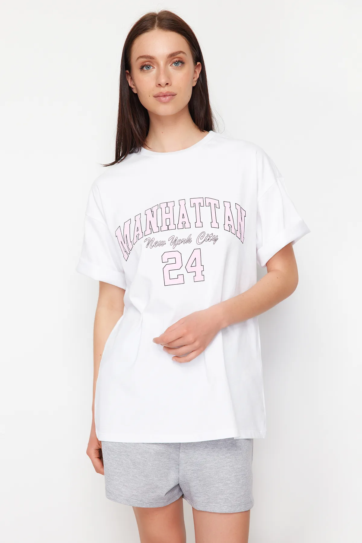 Trendyol Collection  Weißes Set aus übergroßen, weit geschnittenen Strickshorts und T-Shirt mit Slogan-Aufdruck TWOSS24AU00036