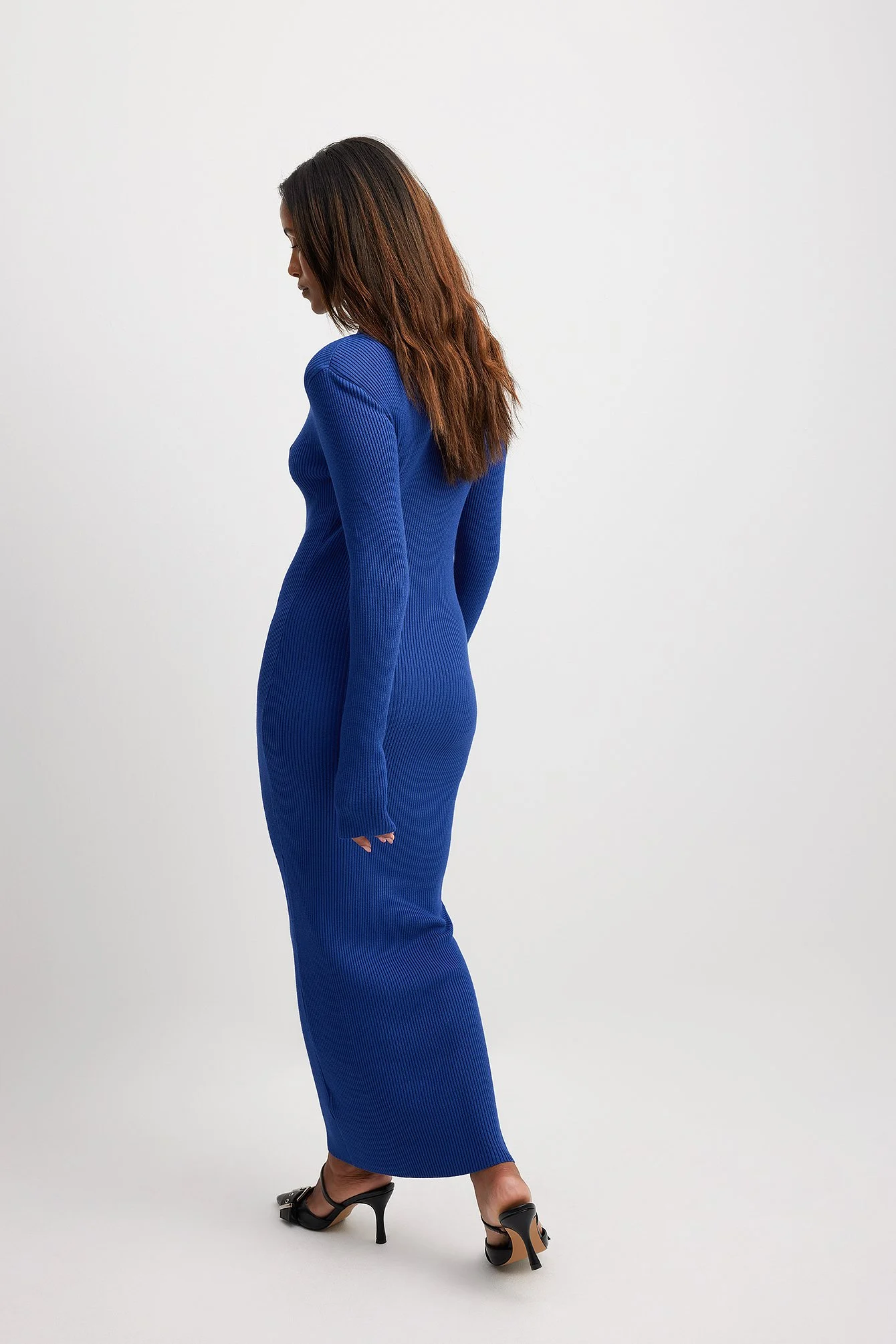 Maxikleid mit gestrickten Schulterpolstern