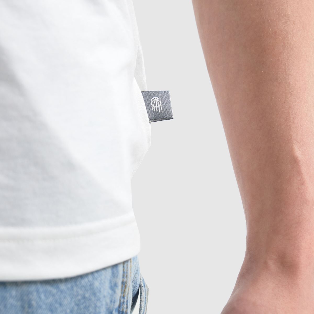 New Balance – Vit multifärgad t-shirt med basketmotiv