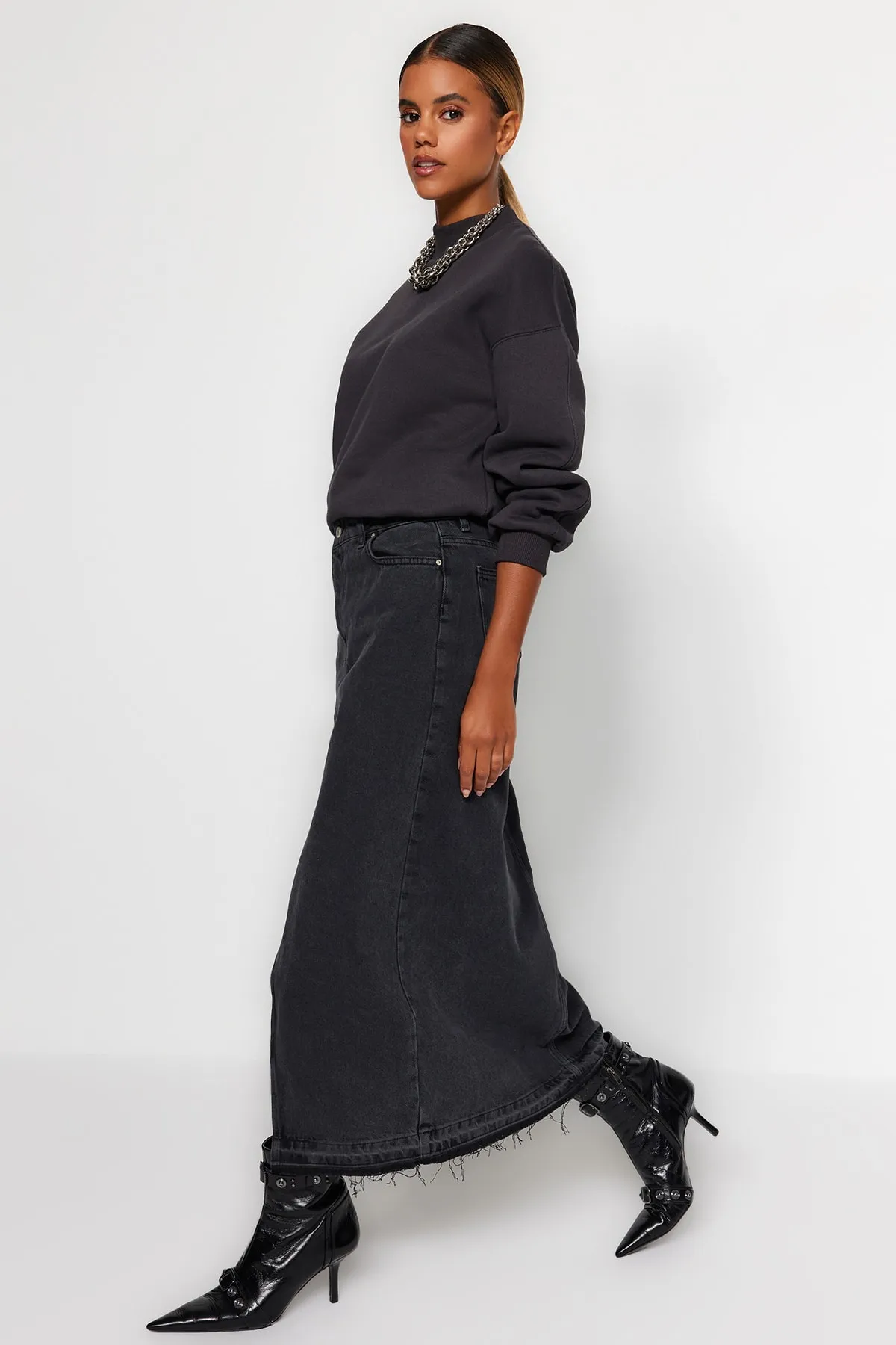 Trendyol Collection  Schwarzer geschlitzter Maxi-Jeansrock TWOSS23ET00289