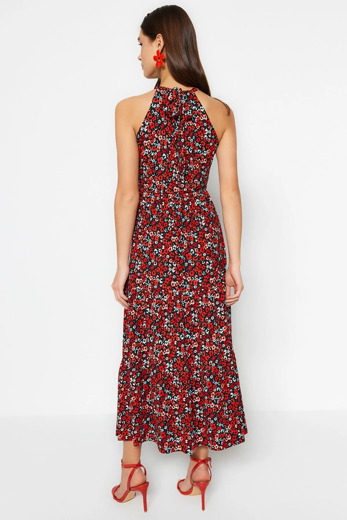 Trendyol Collection  Mehrfarbiges, bedrucktes Maxi-Strickkleid in A-Linie mit Blumenmuster und Neckholder TWOSS23EL00705