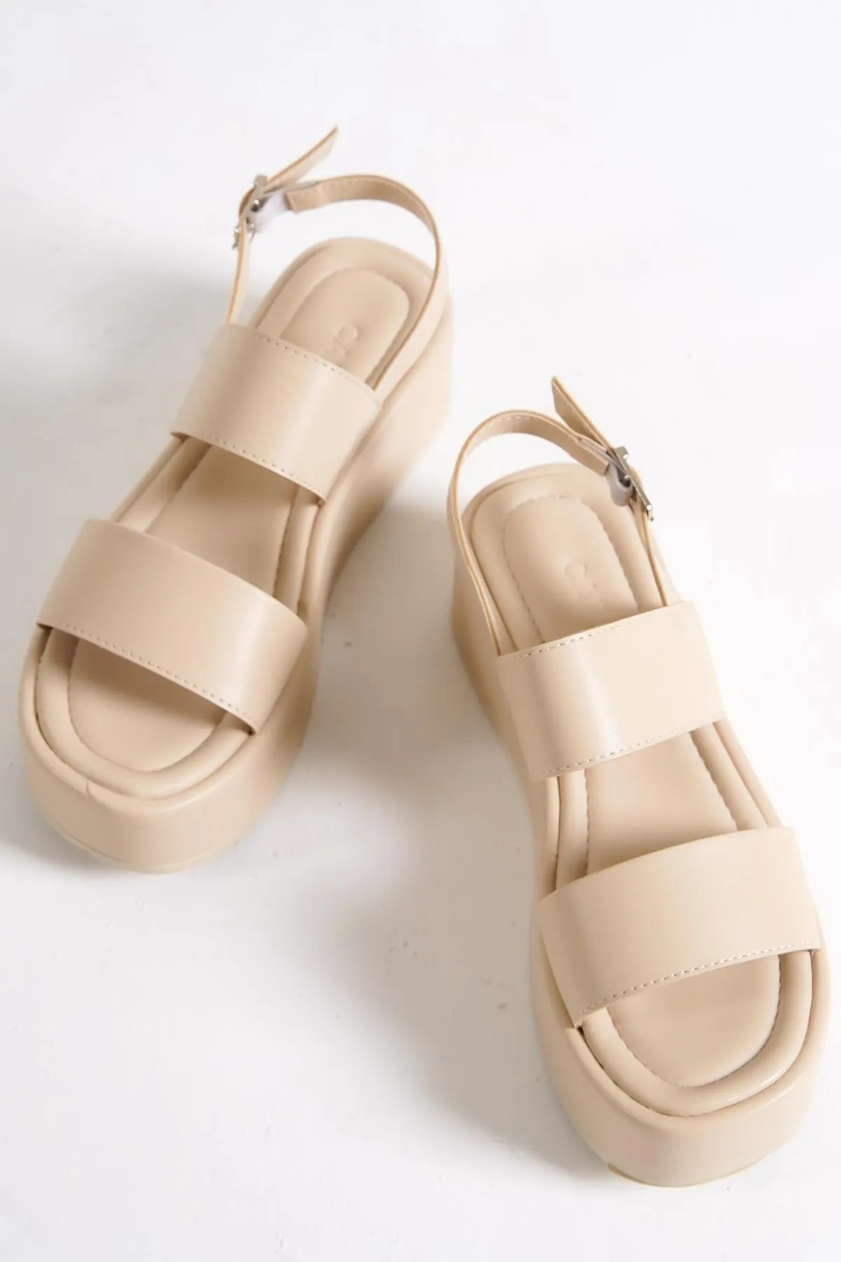 Capone Outfitters  Capone dicke, doppelt geschnallte Keilabsatz-Sandalen in Beige für Damen