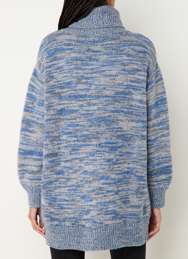 Abito corto in maglia di lana grossa di Claudie Pierlot con collo alto.
