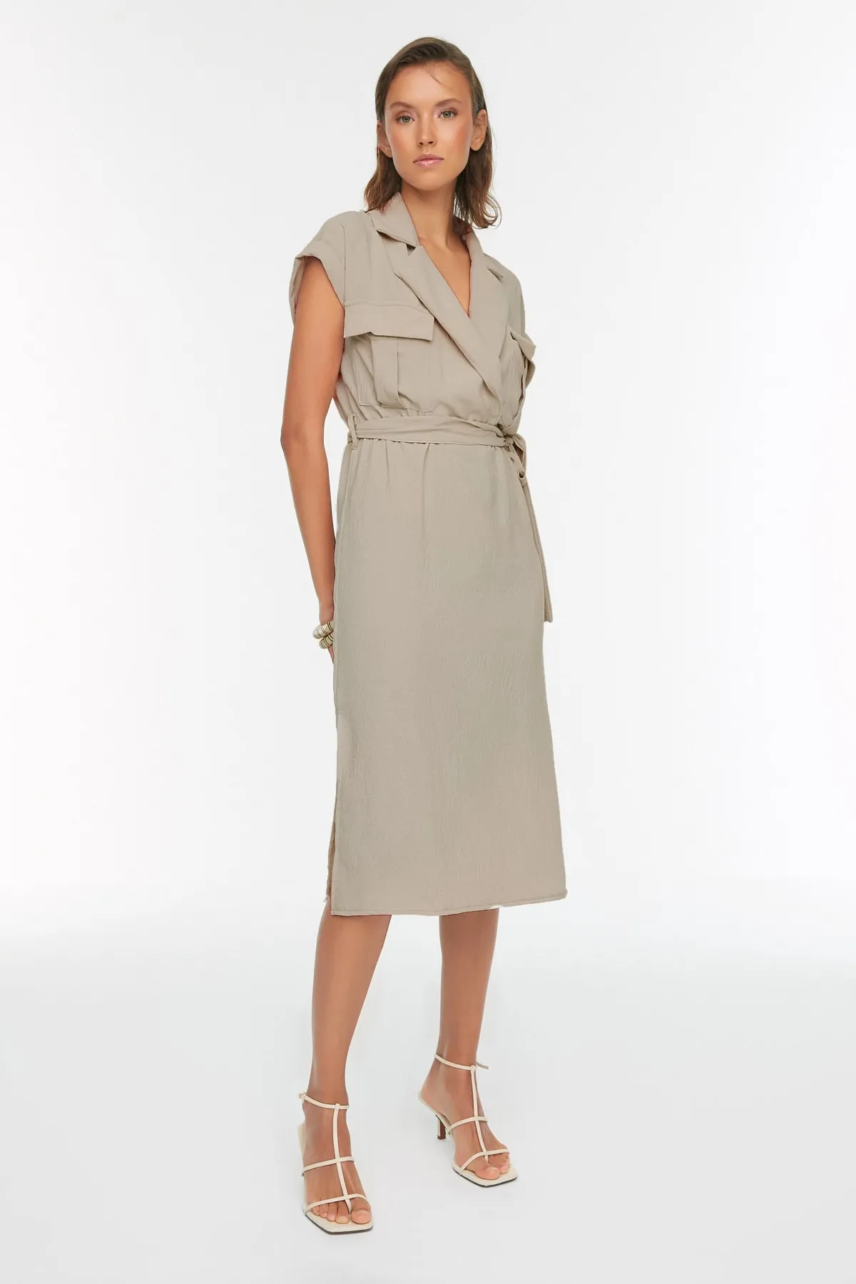 Trendyol Collection  Steinfarbenes, gewebtes Kleid mit Hemdkragen und Gürtel TWOSS22EL3085