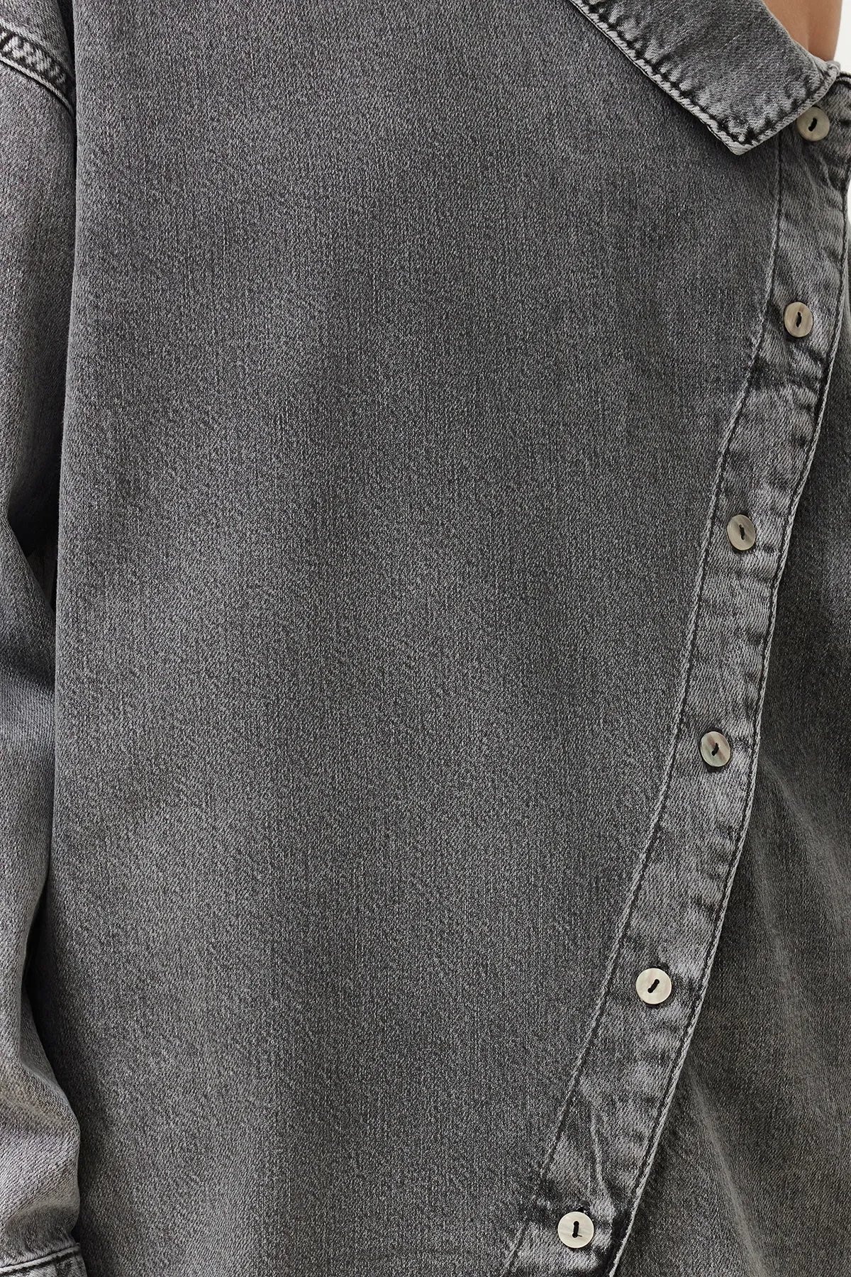 Trendyol Collection  Schwarzes Jeanshemd mit asymmetrischem Kragen und detailliertem Detail TWOSS24GO00034