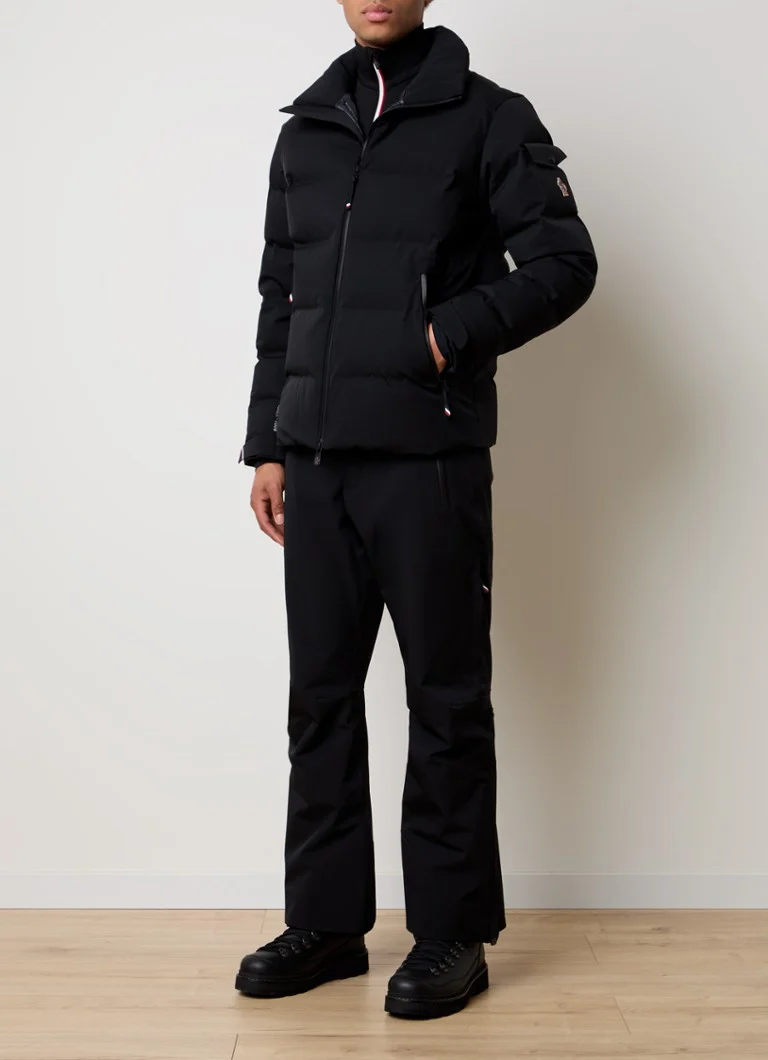Geacă de schi Moncler Montgetech cu glugă detașabilă și buzunare cu fermoar.