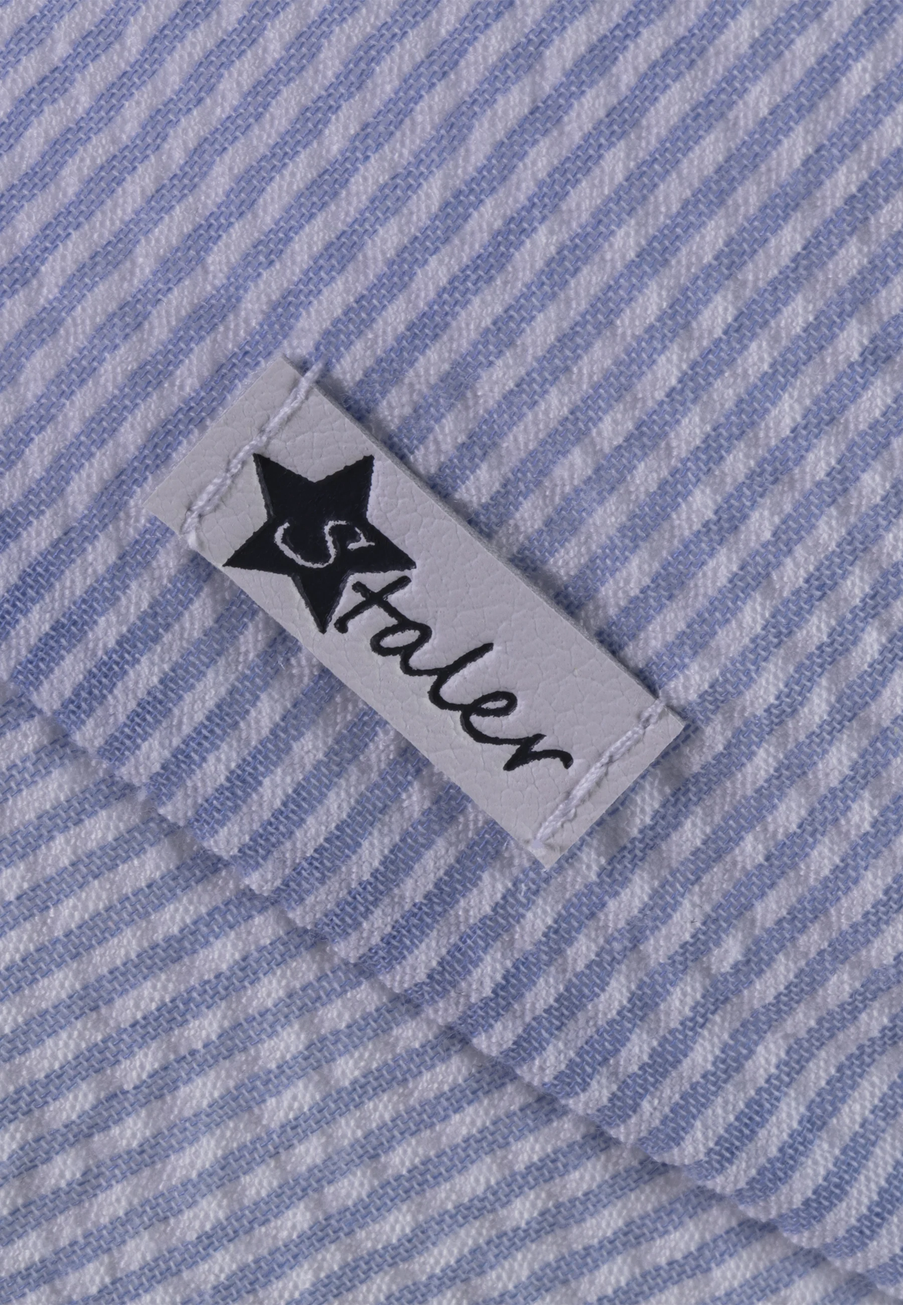 Fischerhut in himmelblau mit Streifen und Logo-Patch