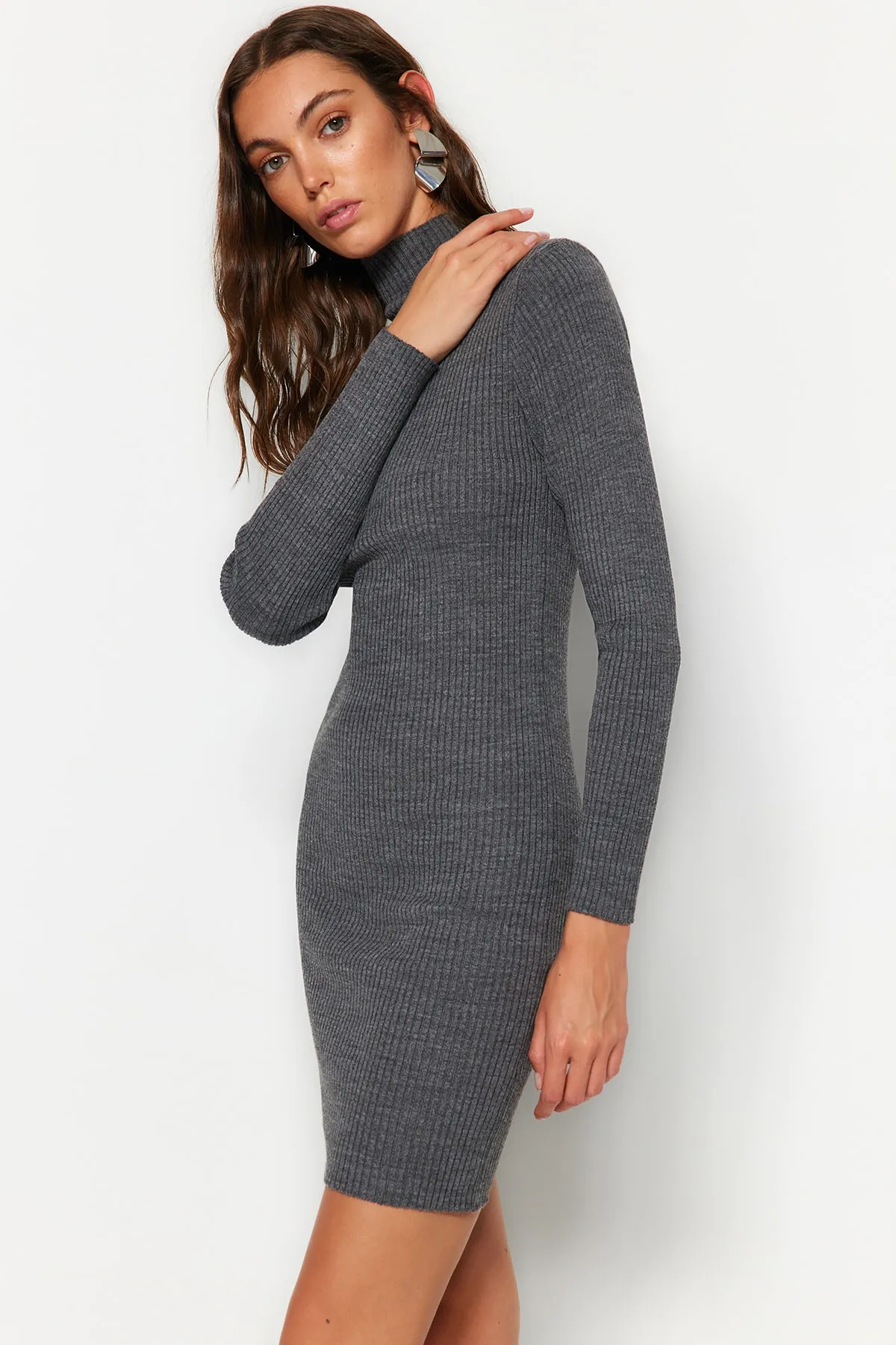Trendyol Collection  Anthrazitfarbenes Mini-Strickkleid mit Accessoire-Detail TWOAW23EL01389