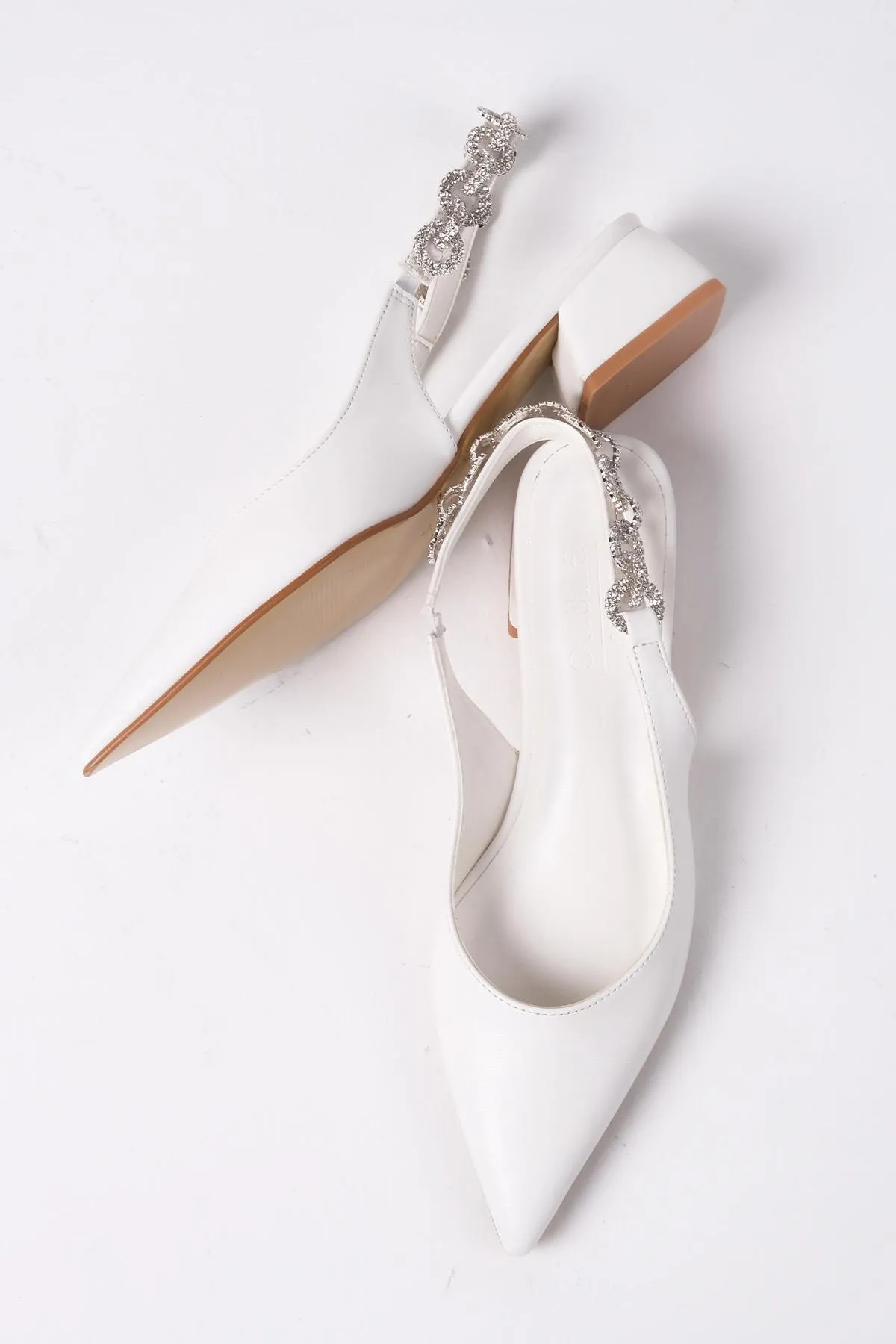 Mio Gusto  Sophie Weiße Schuhe mit offenem Rücken und Steinbesatz für Damen mit kurzem Absatz