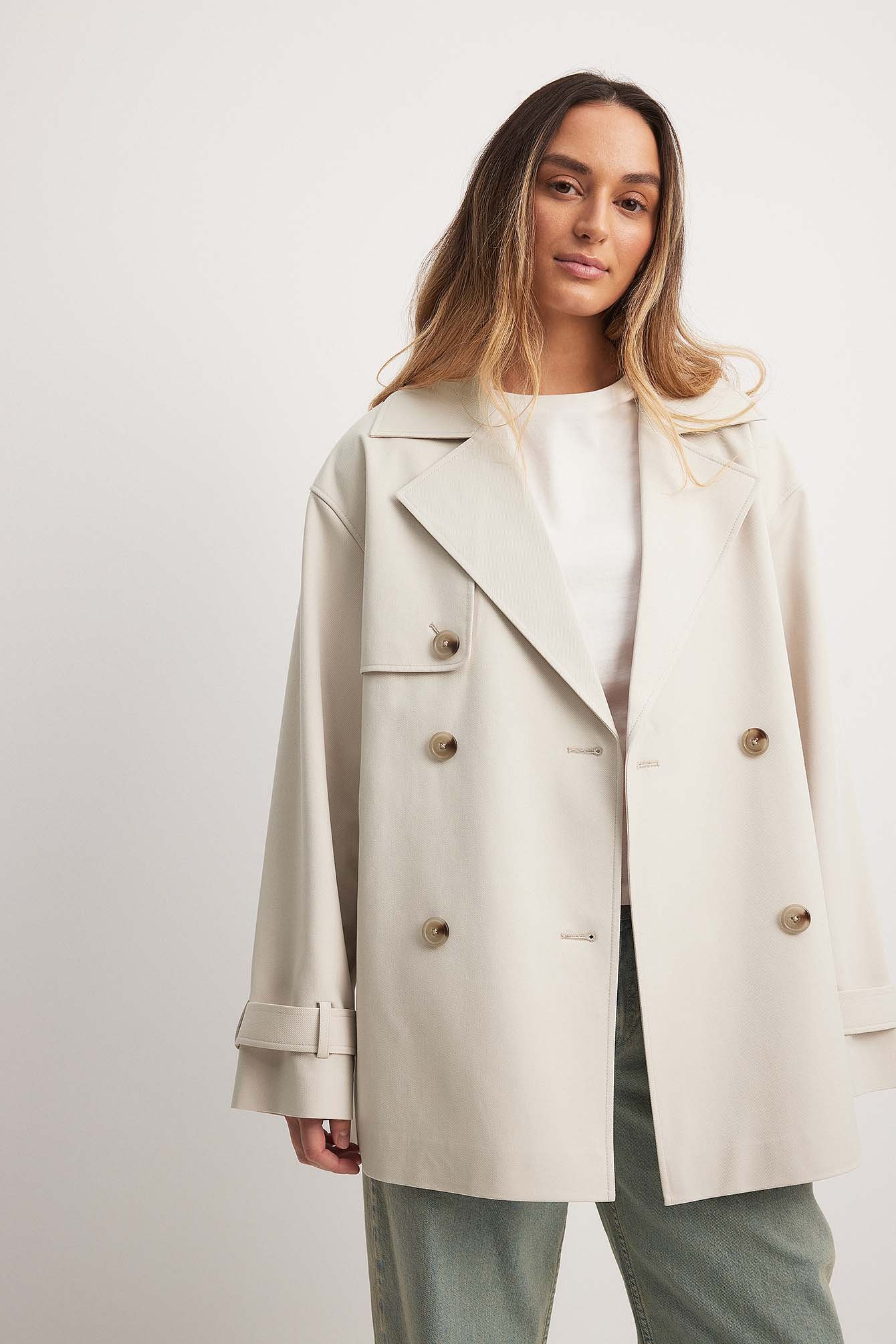 Kurzer Trenchcoat mit Gürtel