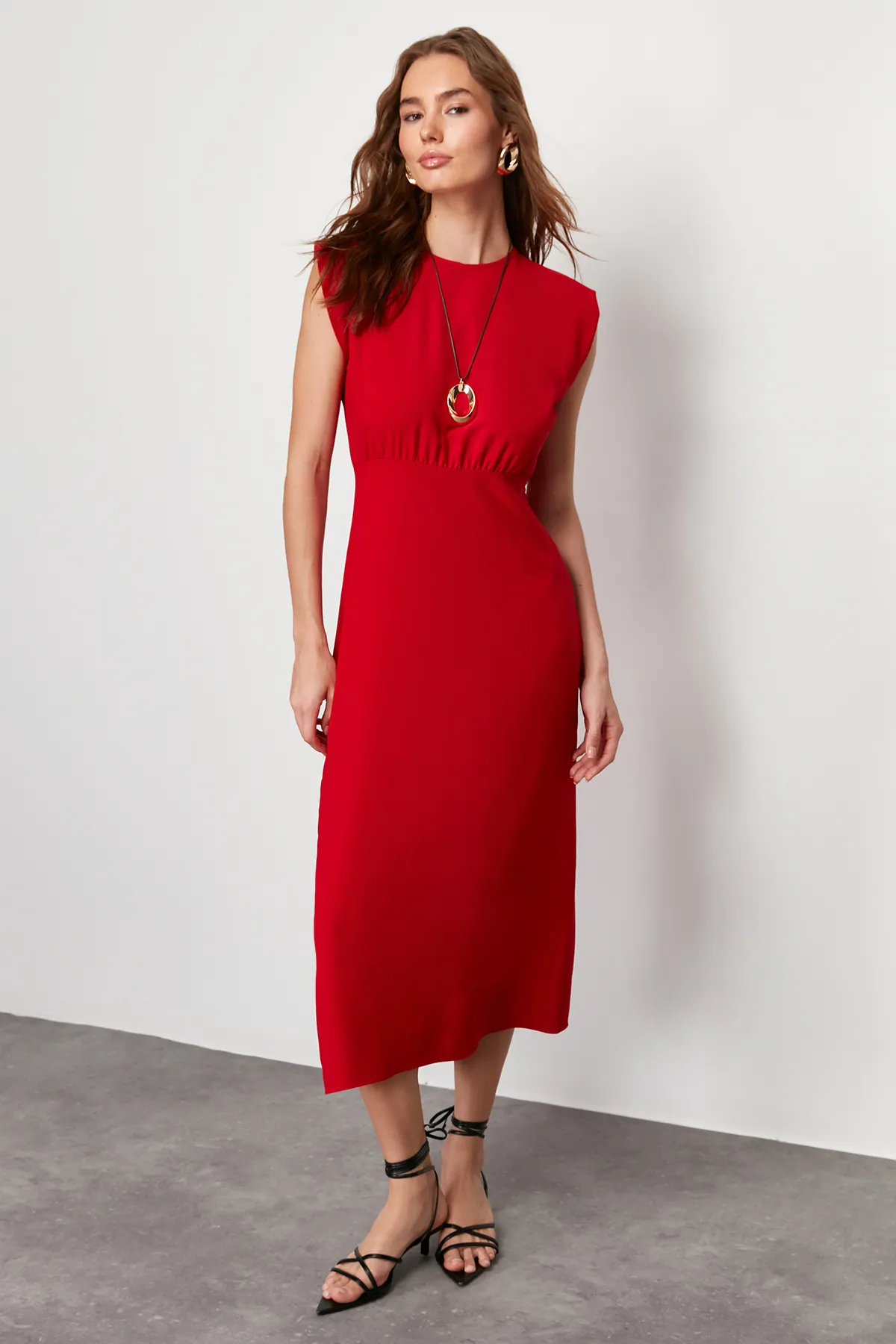 Trendyol Collection  Rotes A-Linien-Midikleid aus Aerobin-Gewebe mit Rundhalsausschnitt und Rundhalsausschnitt TWOSS24EL00601