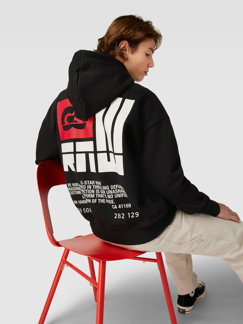 Hoodie mit Känguru-Tasche in schwarz