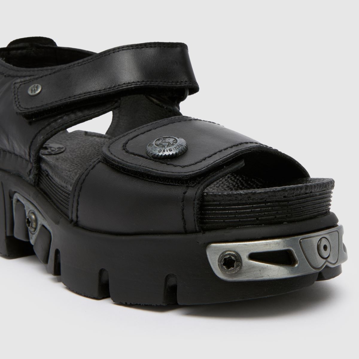 NEW ROCK – Svarta sandaler i metall med ny design