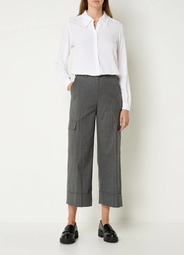 Pantaloni cu talie înaltă și croială largă, modelul Rosalind de la LKBennett, decorați cu dungi delicate și buzunare cu clapă.