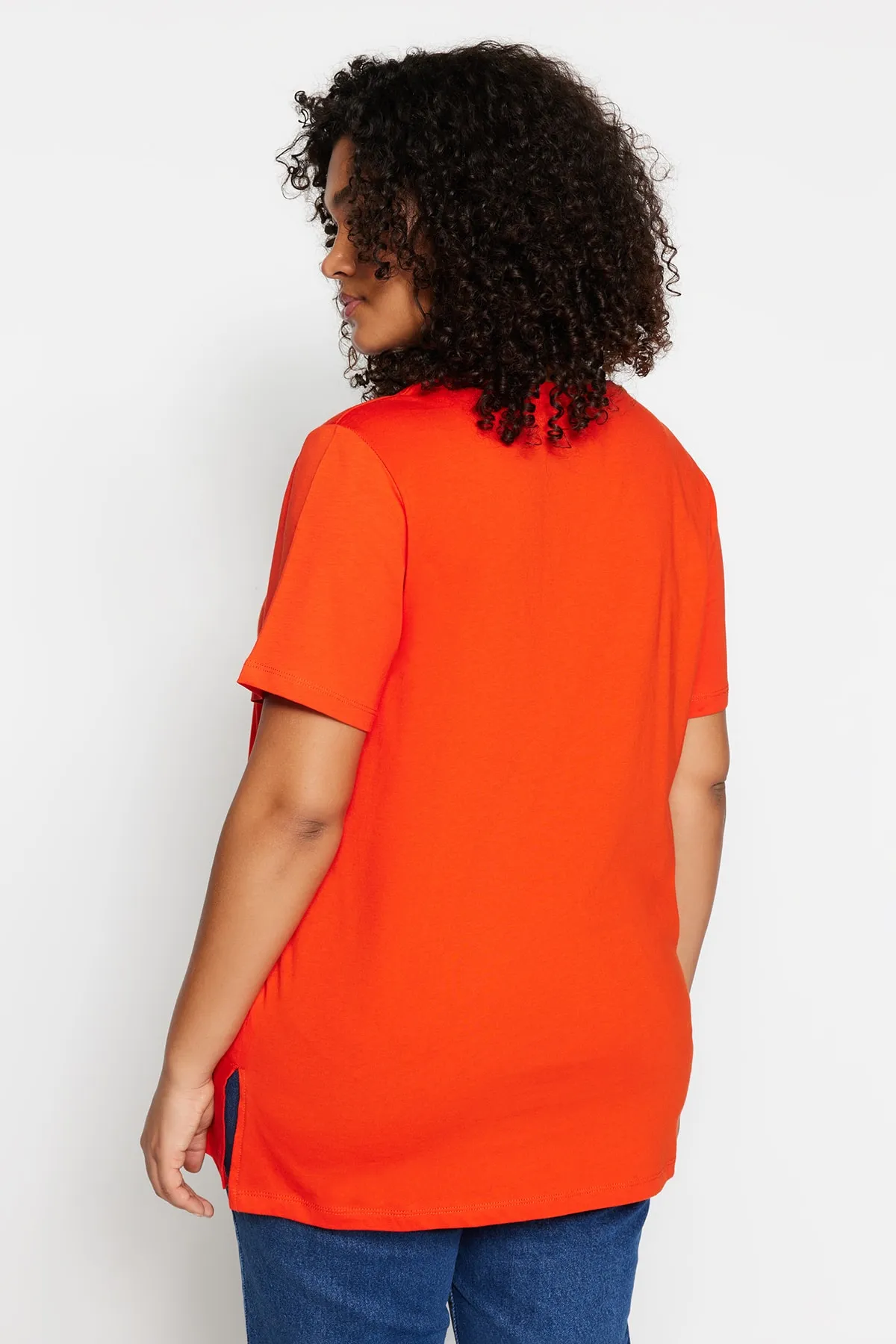 Trendyol Curve  Rotes Boyfriend-Strick-T-Shirt mit Rundhalsausschnitt und Schlitz TBBSS22BF0031