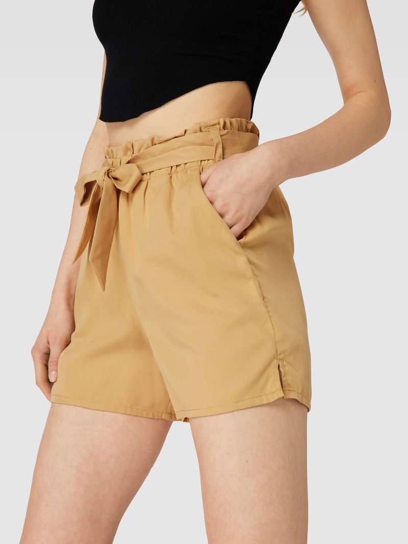 Shorts mit Stoffgürtel in sand