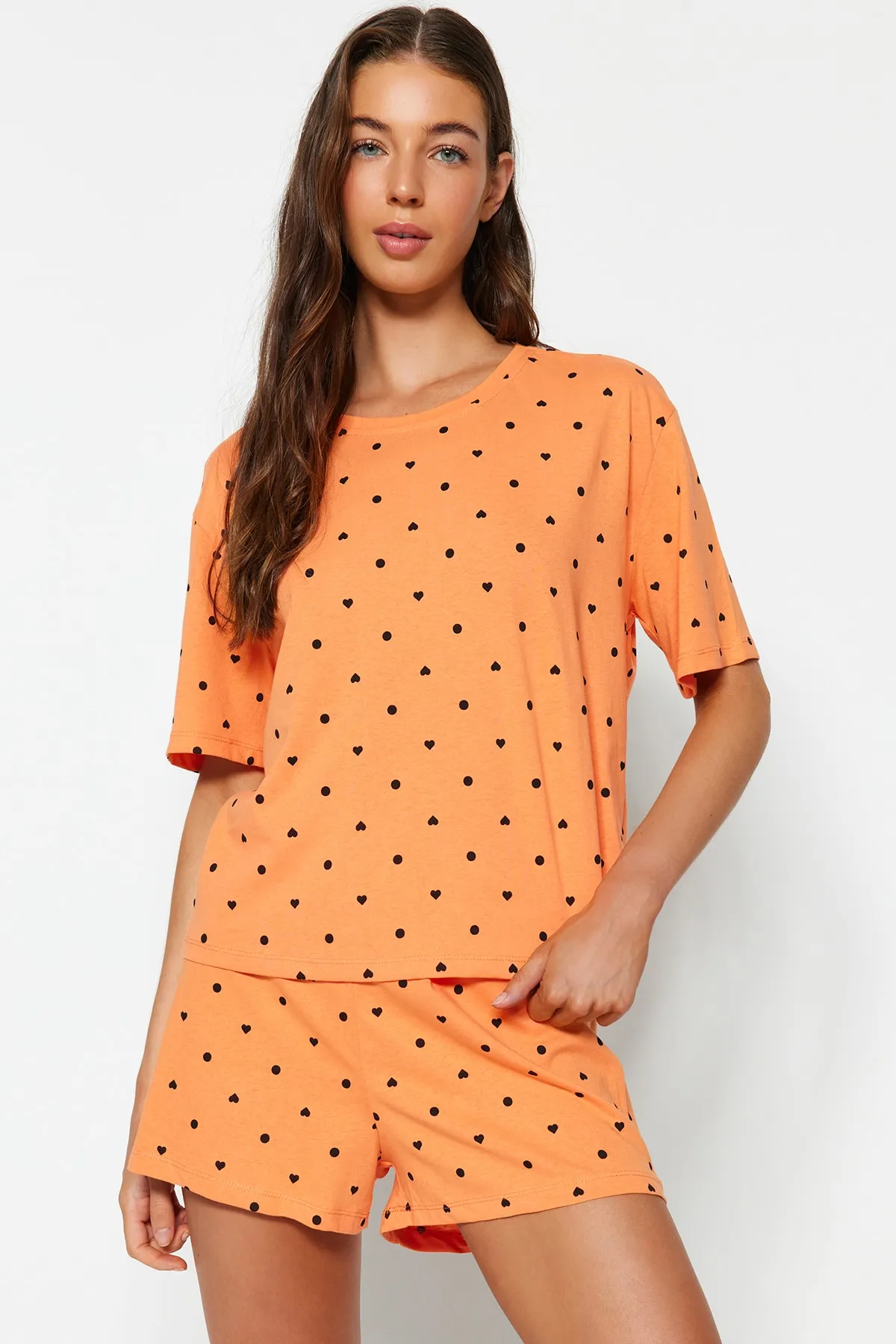 Trendyol Collection  Orange-mehrfarbiges gestricktes Pyjama-Set mit T-Shirt und Shorts aus 100 % Baumwolle mit Herzmuster THMSS21PT1485