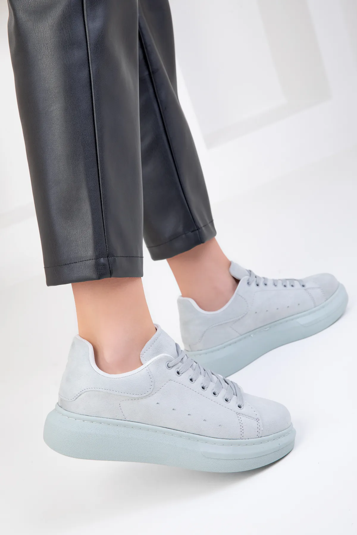 SOHO  Damen-Sneaker aus Eiswildleder 15732