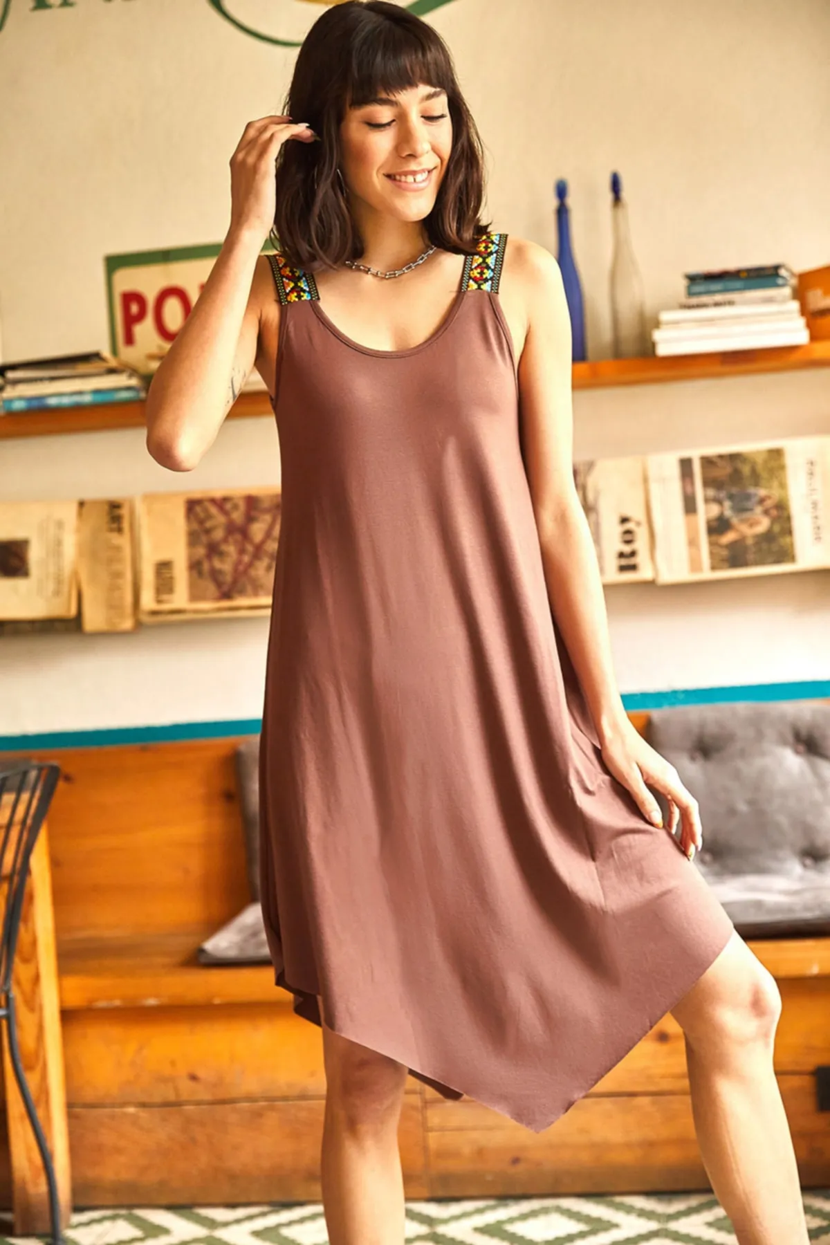 Olalook  Bitterbraunes asymmetrisches Ethno-Trägerkleid für Damen ELB-19000612