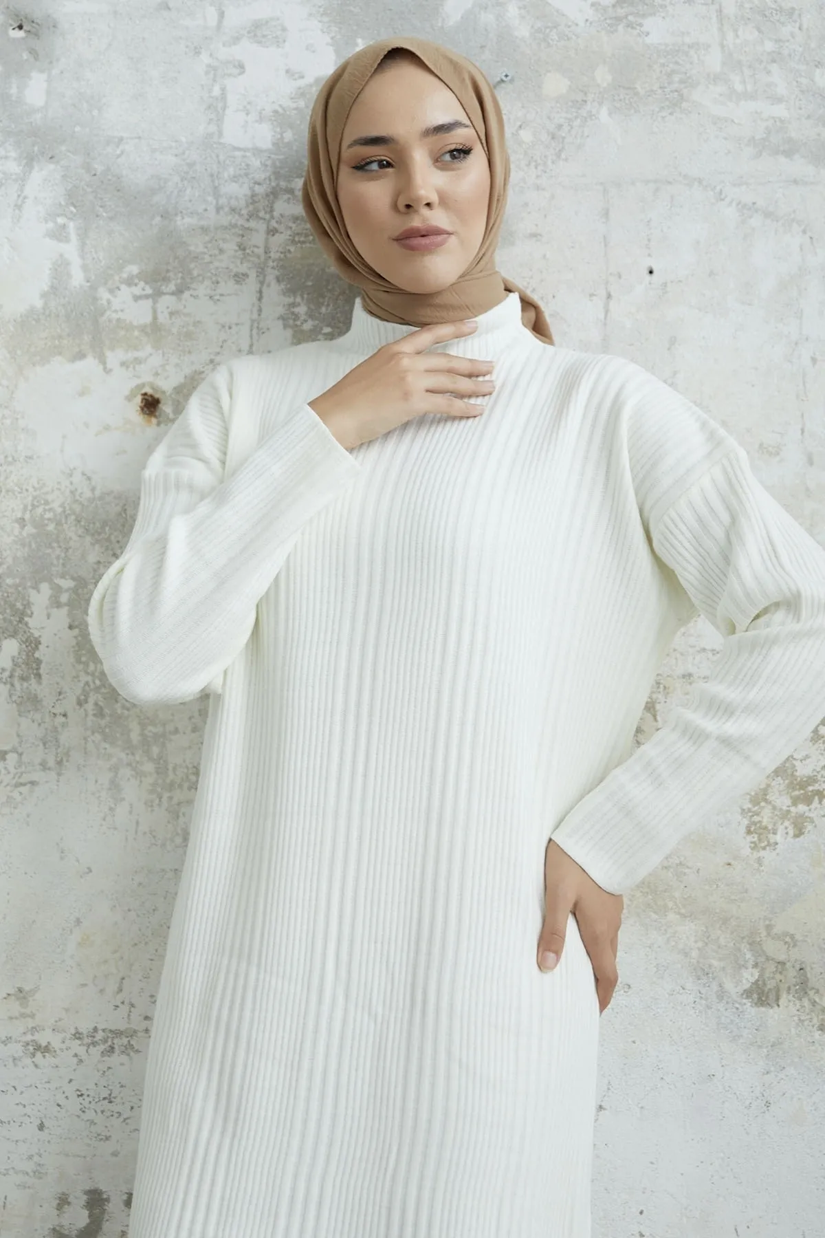 InStyle  Arissa Rollkragenpullover, langes Strickkleid – Weiß