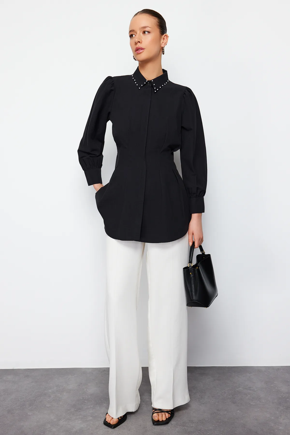 Trendyol Modest  Schwarzes, taillenbesetztes, gewebtes Hemd mit Perlendetails TCTAW24TG00027