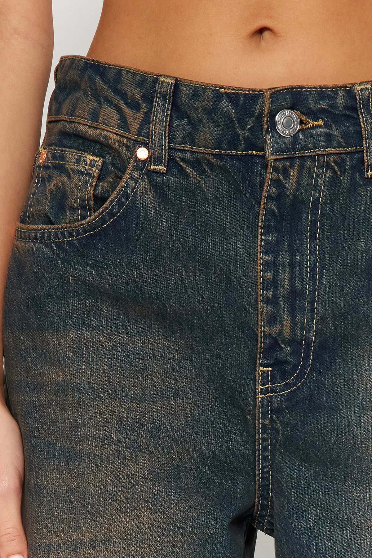 Trendyol Collection  Dunkelblaue Jeans mit blassem Effekt und hoher Taille und weitem Bein im Vintage-Stil TWOSS24JE00018