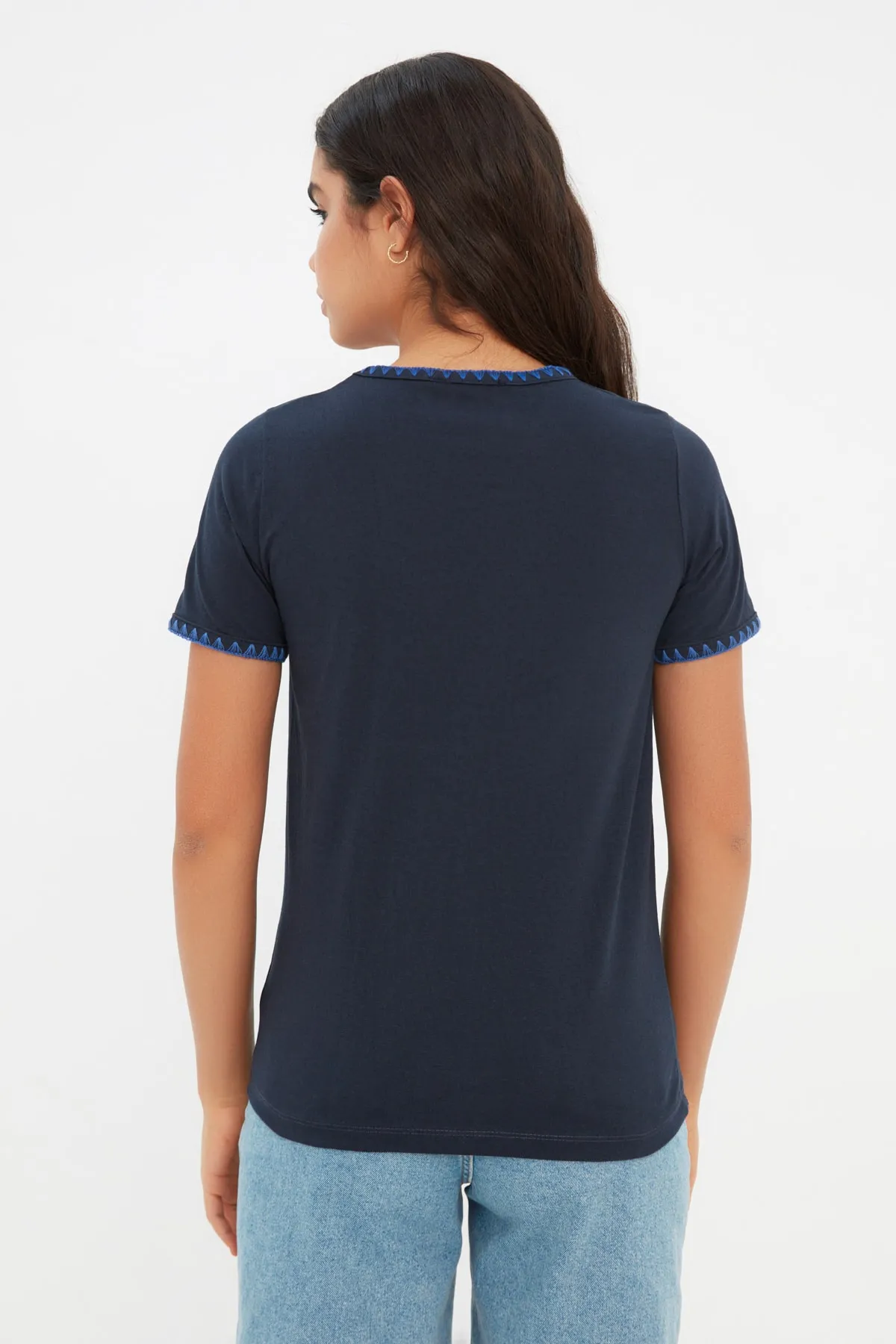 Trendyol Collection  Marineblaues Basic-Strick-T-Shirt aus 100 % Baumwolle mit Rundhalsausschnitt und Kontrastnaht-Detail TWOSS19AD0085