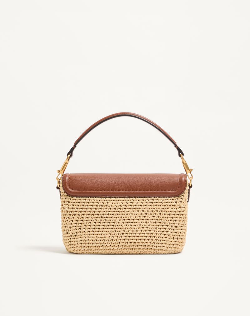 Valentino Garavani Alltime skuldertaske i raffia og kornet kalveskind med skulderrem i kirsebærfarvet broderibånd