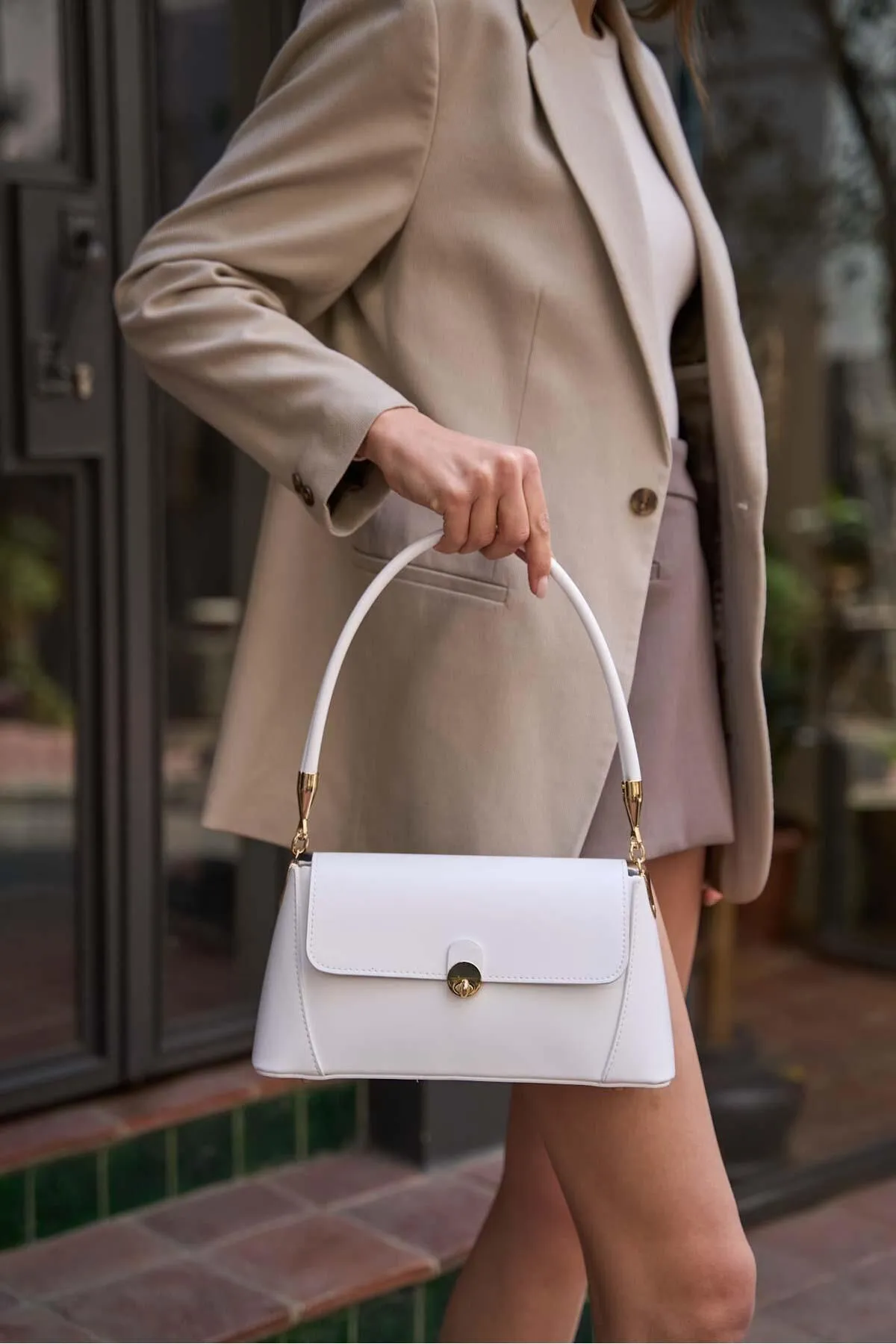 Madamra  Weiße Damen-Umhängetasche im Retro-Leder-Look mit Frontabdeckung
