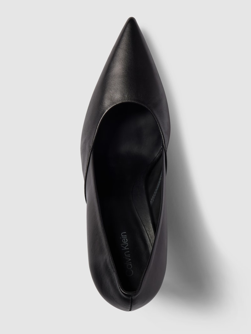 Pumps aus Leder mit spitzer Form in schwarz