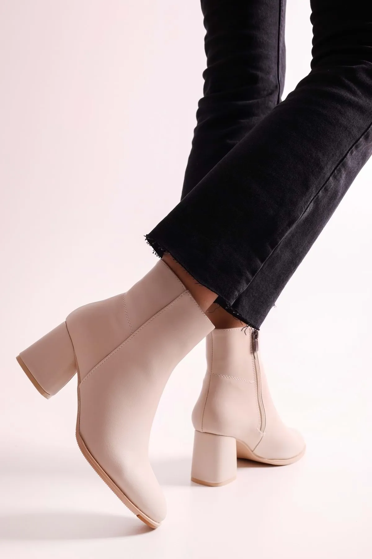 Shoeberry  Haylee Beige Skin Damenstiefel mit Absatz Beige Skin