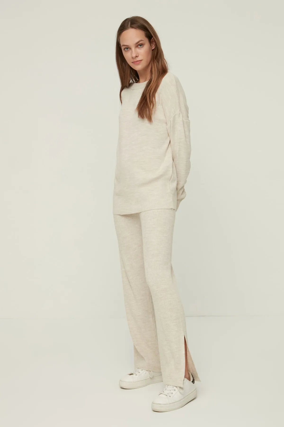 Trendyol Collection  Beiges Strickoberteil und -unterteil mit Schlitzdetail THMAW22AU0502