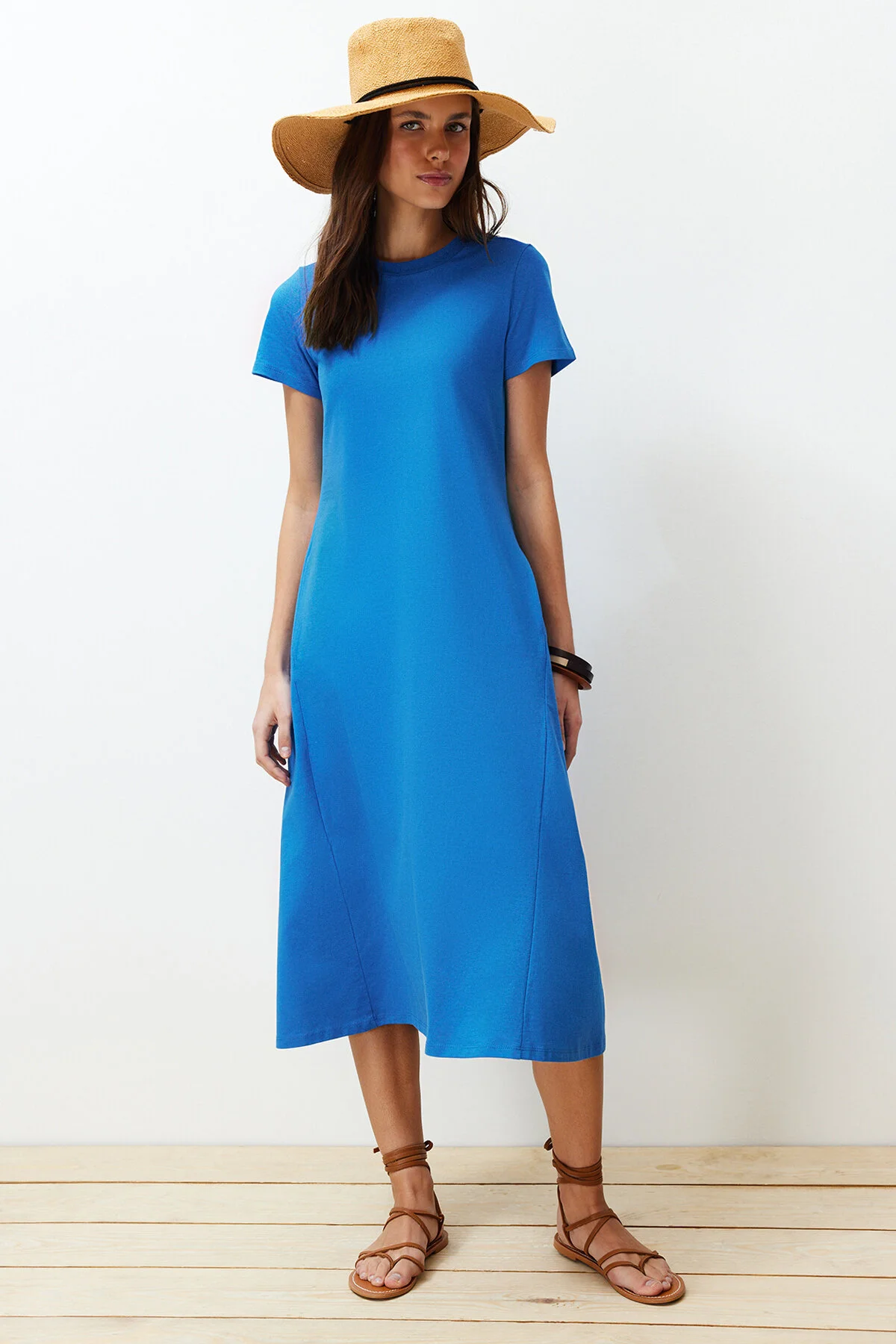 Trendyol Collection  Saks Premium Strick-Midikleid in A-Linie mit Rundhalsausschnitt und Taschen TWOSS24EL00169