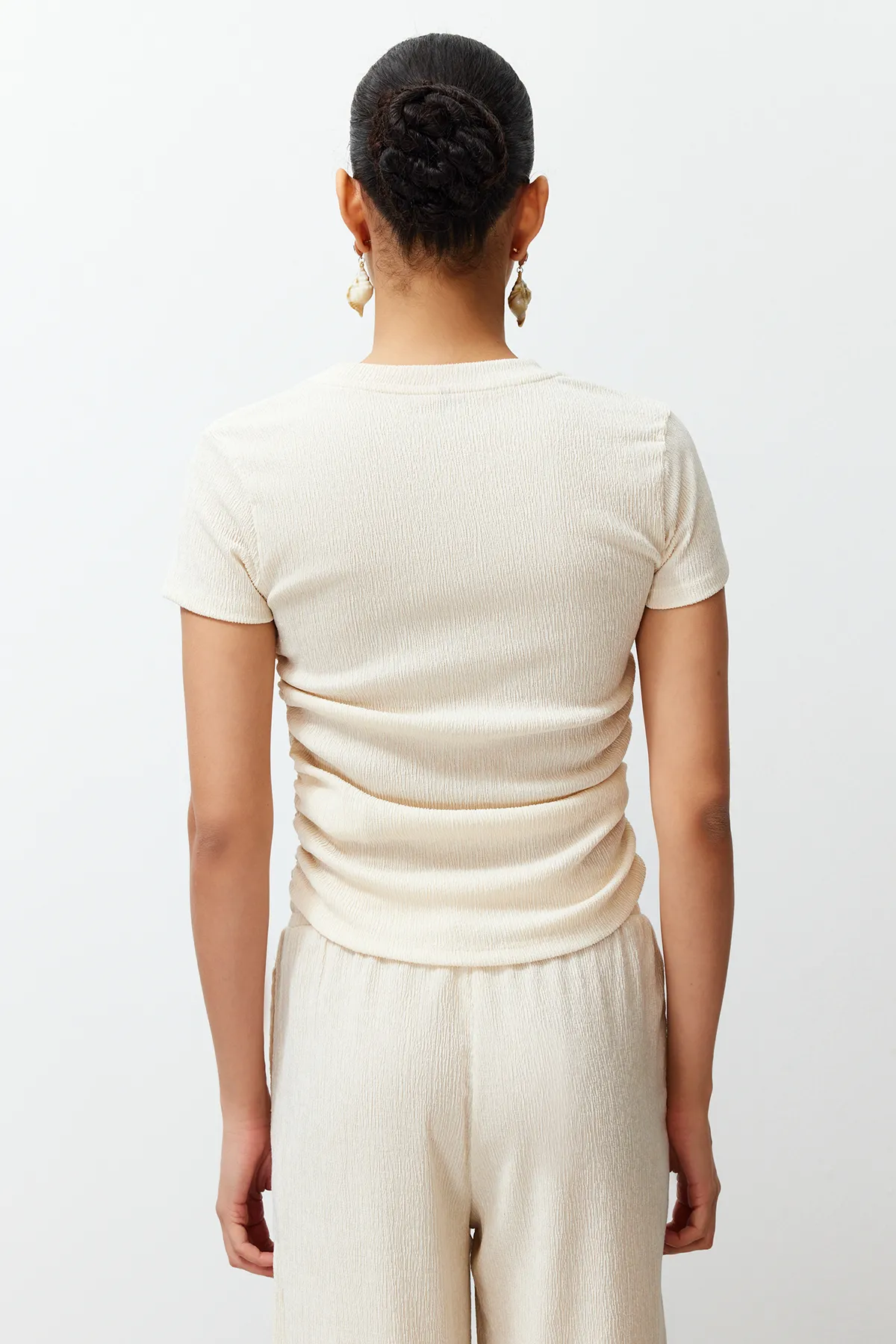 Trendyol Collection  Kurzärmlige, geraffte, detaillierte, flexible Strickbluse in Stone mit hohem Kragen TWOSS24BZ00135