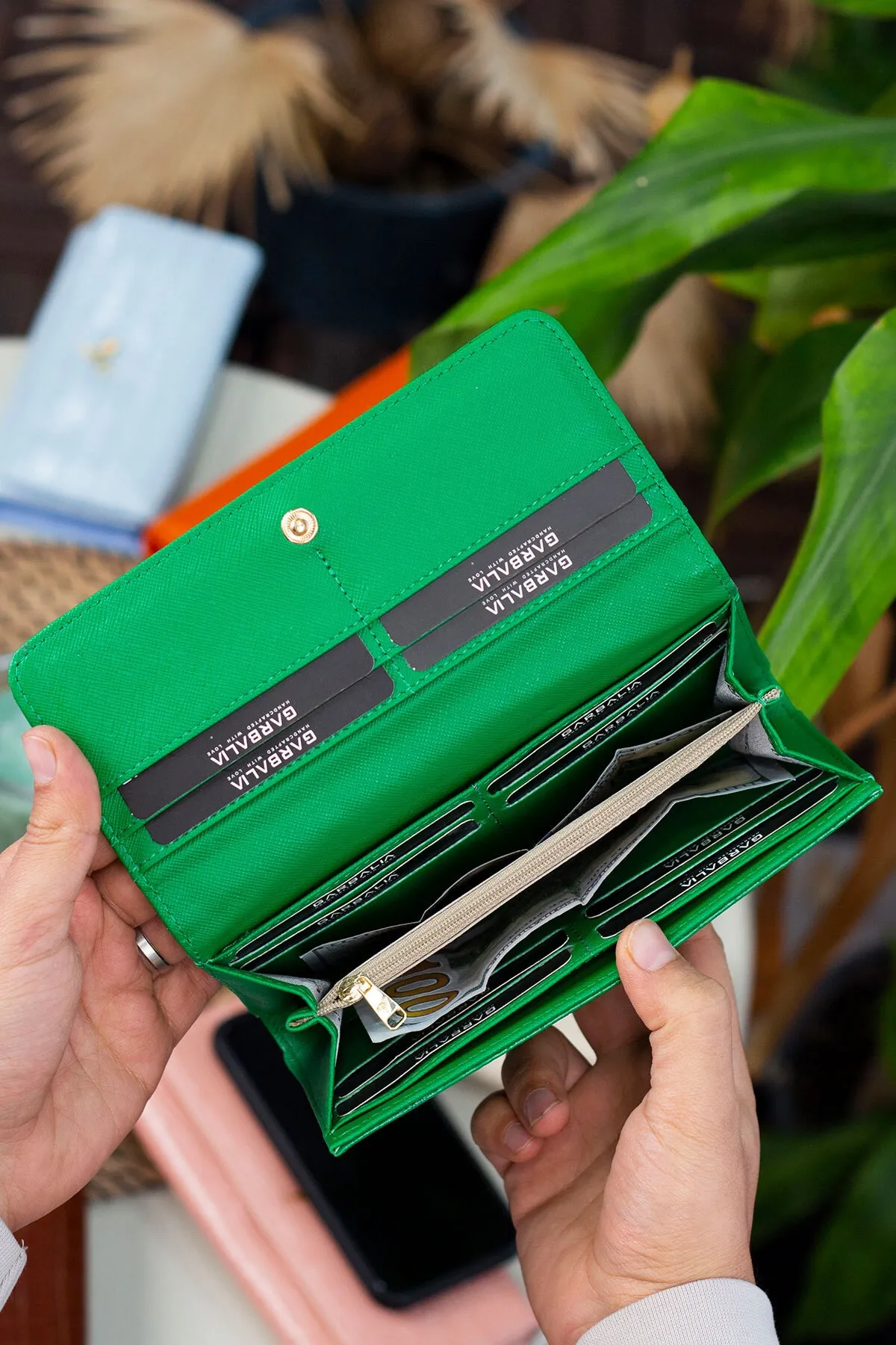 Garbalia  Lady Technological Leder-Krokodilmuster. Stilvolle grüne Damen-Geldbörse mit großem Kartenhalter und Münzfach