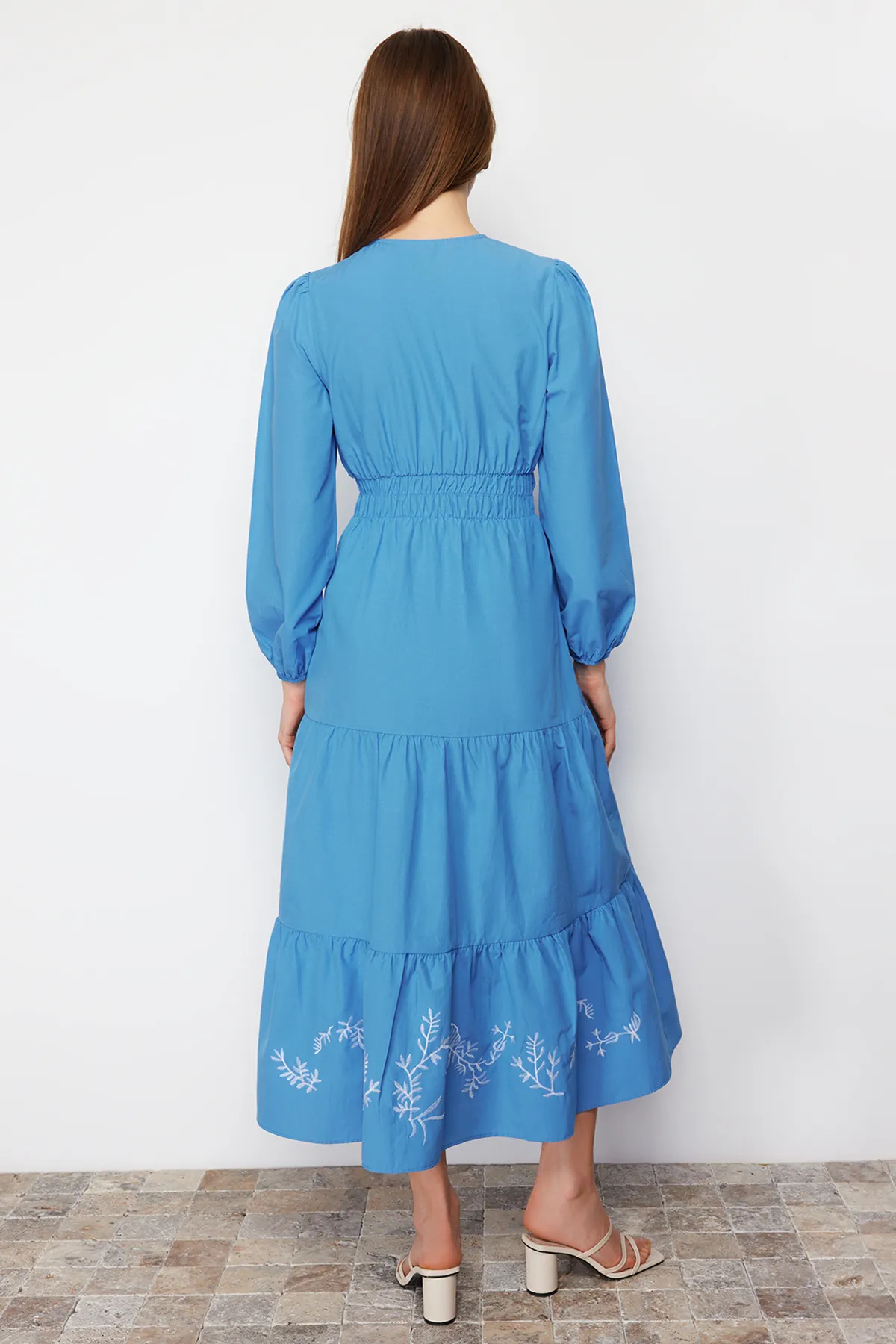 Trendyol Modest  Blaues, besticktes, detailliertes Webkleid TCTSS24EB00138