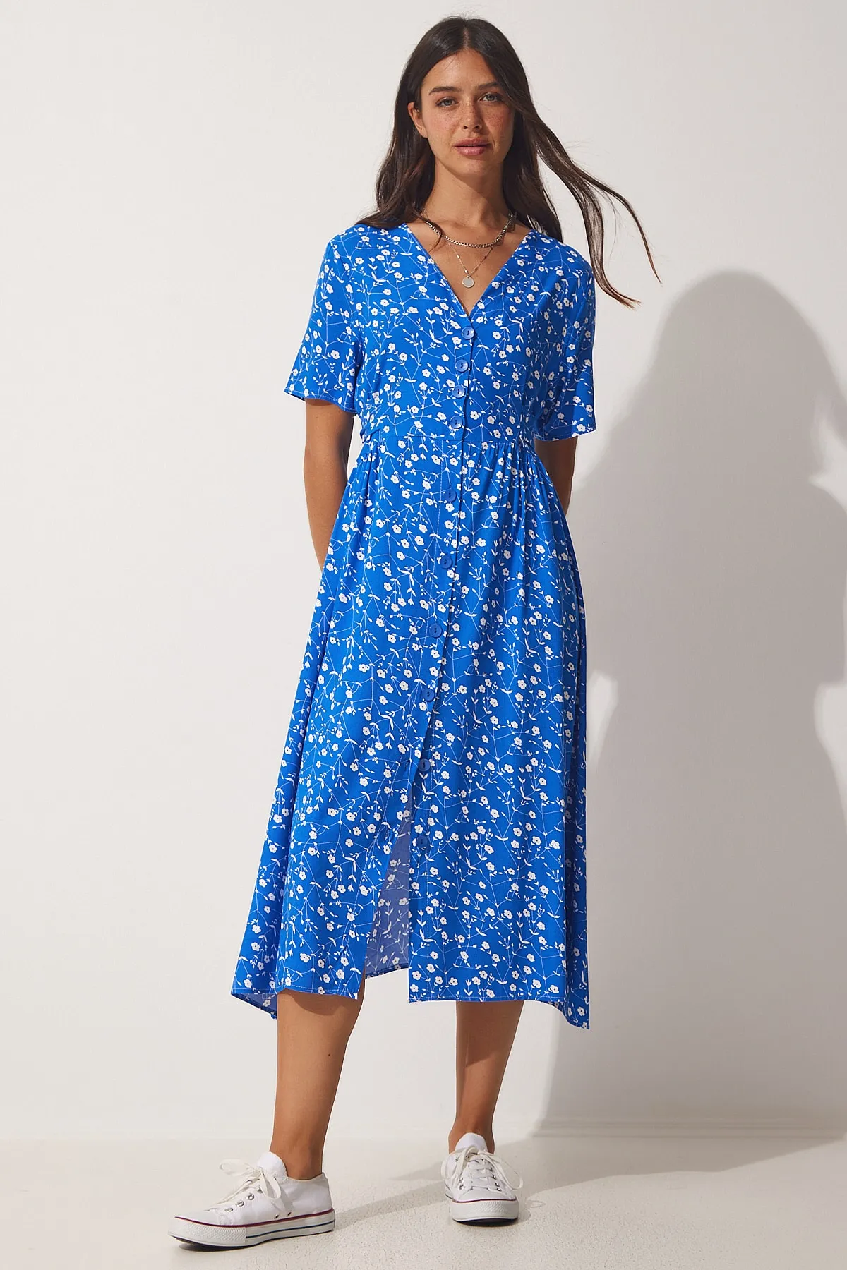 Happiness İstanbul  Blaues, geblümtes, geknöpftes Viskose-Sommerkleid für Damen CI00083