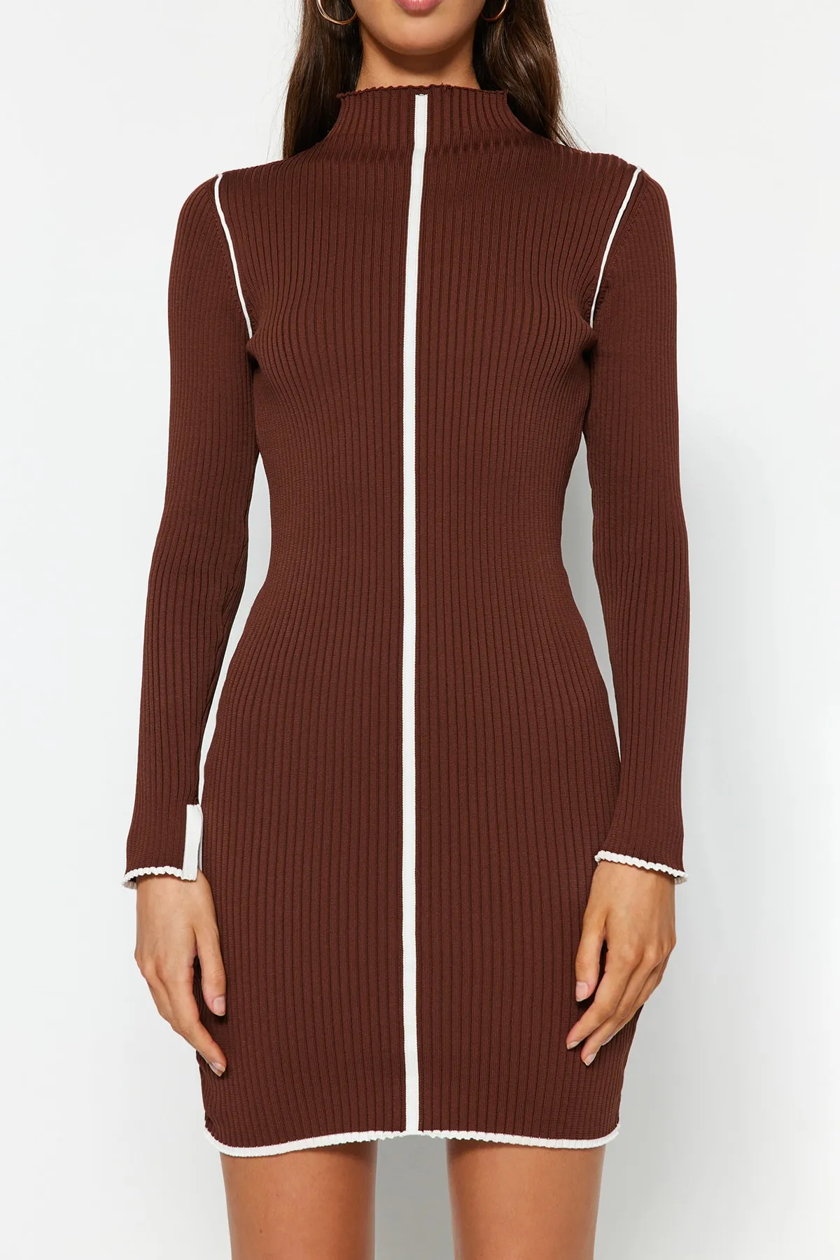 Trendyol Collection  Braunes, figurbetontes, kontrastfarbenes Mini-Strickkleid TWOAW24EL00041