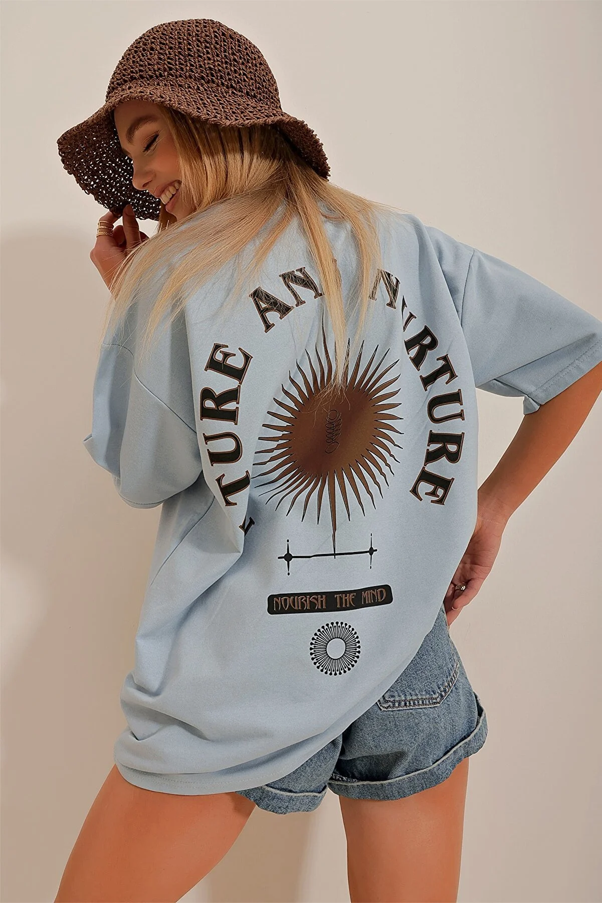 Trend Alaçatı Stili  Blaues bedrucktes Oversize-Unisex-T-Shirt mit Rundhalsausschnitt für Damen ALC-X9577