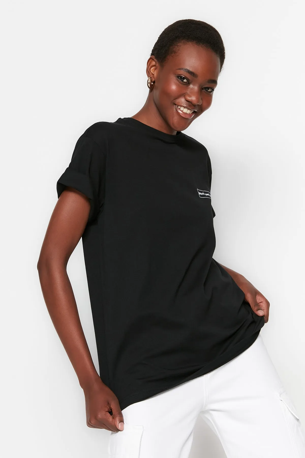 Trendyol Collection  Schwarzes, bedrucktes Boyfriend-Strick-T-Shirt mit Rundhalsausschnitt aus 100 % Baumwolle TWOSS23TS00113