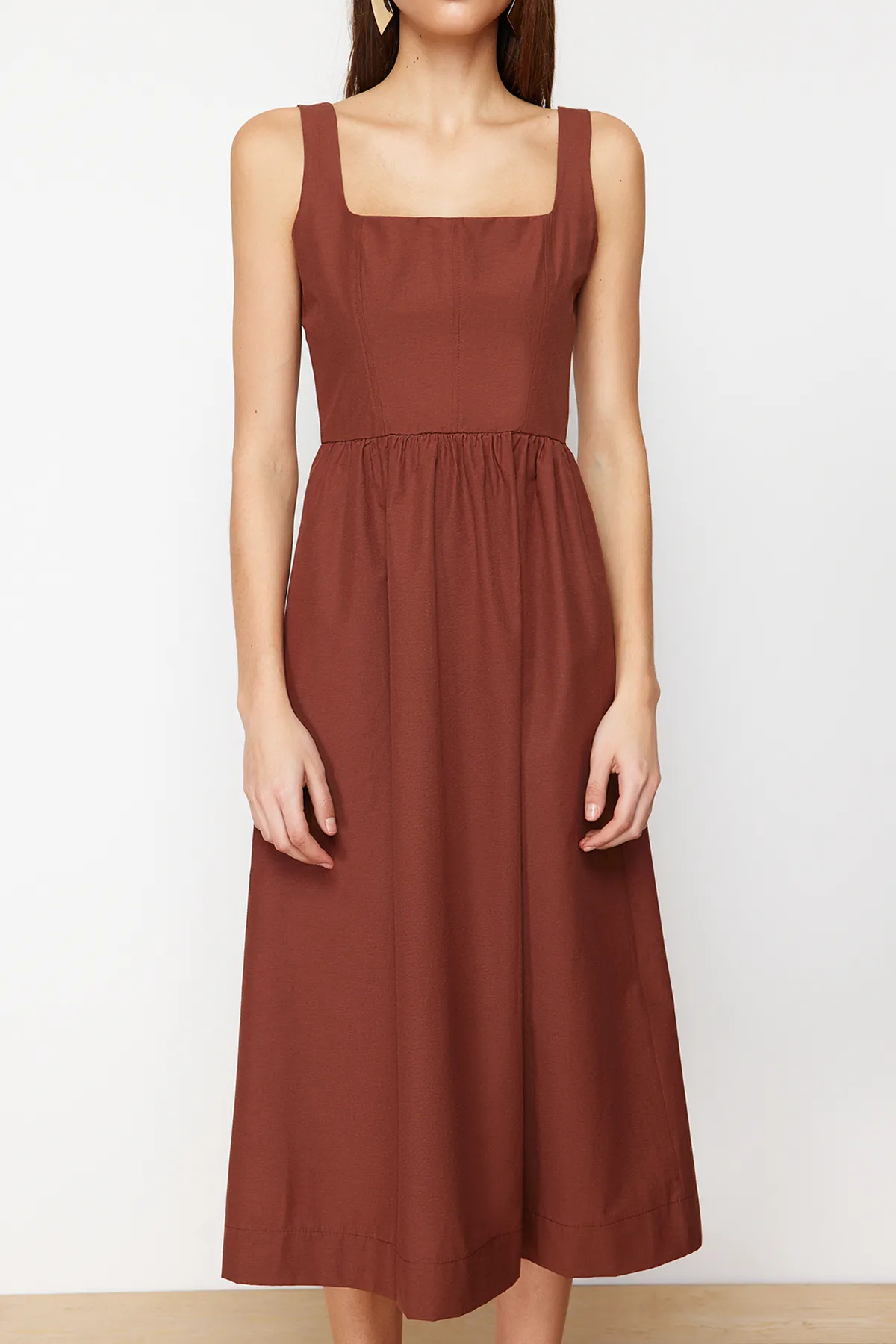 Trendyol Collection  Braunes gewebtes Midikleid mit Taillenöffnung und Korsett-Nähten TWOSS24EL00038