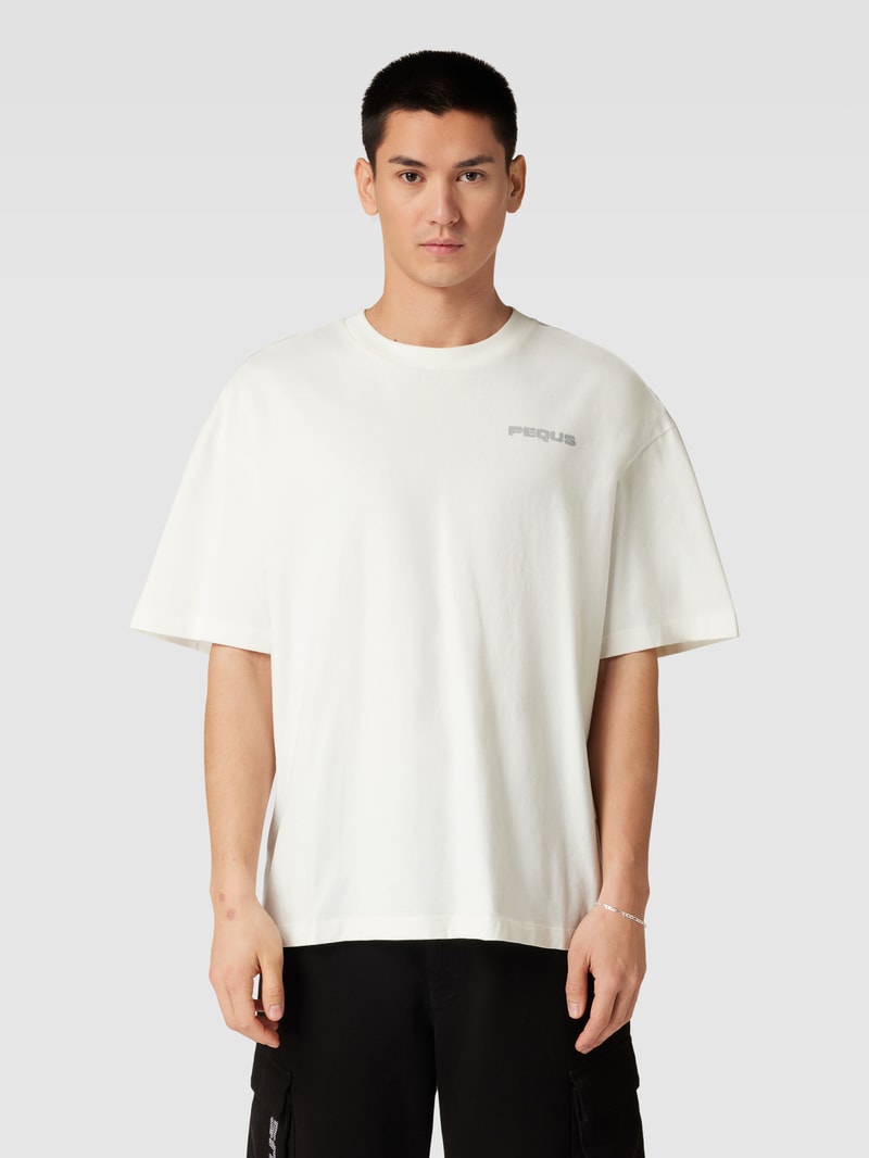PEQUS X P&C - T-Shirt mit Label-Prints in weiß