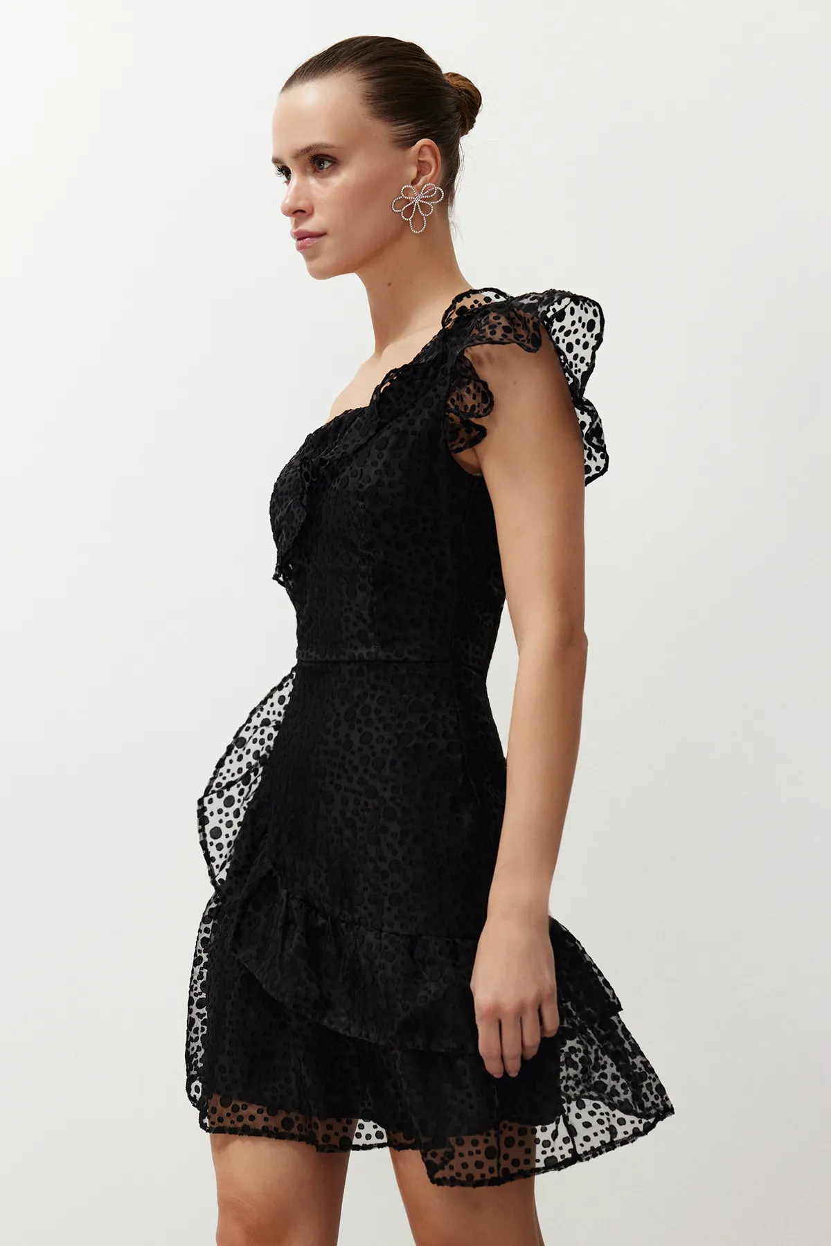Trendyol Collection  Schwarzes, elegantes Abendkleid aus Spitze mit einem Ärmel und Gürtelöffnung TPRSS24EL00155