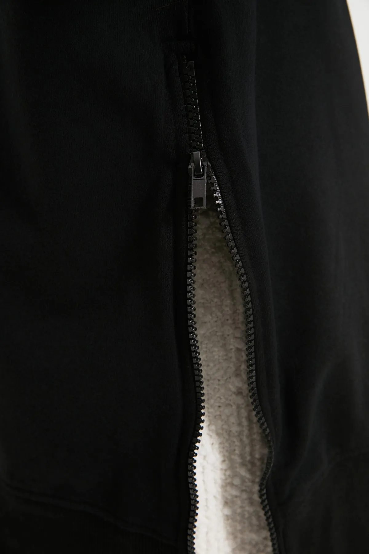 Trendyol Collection  Schwarzes, langes, übergroßes/weites Sweatshirt mit Reißverschluss, Stehkragen, dickem Fleece innen, Strick-Sweatshirt TWOAW20SW0322