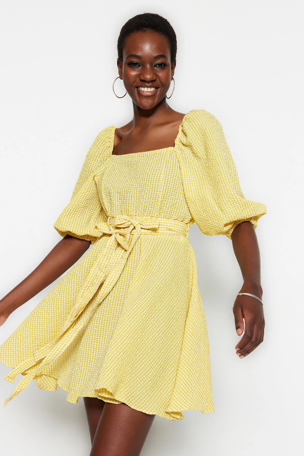 Trendyol Collection  Gelbes kariertes Mini-Webkleid mit Gürtel TWOAW22EL0051