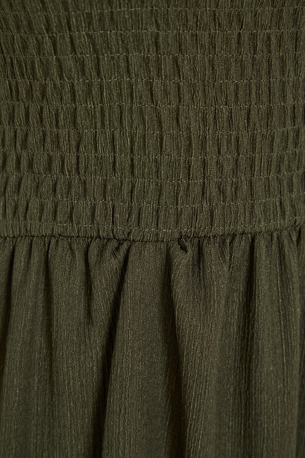 Trendyol Collection  Khakifarbenes Midi-Pullover-Strickkleid mit offener Taille/Skater-Strickkleid mit quadratischem Ausschnitt und Ballonärmeln TWOSS22EL1088